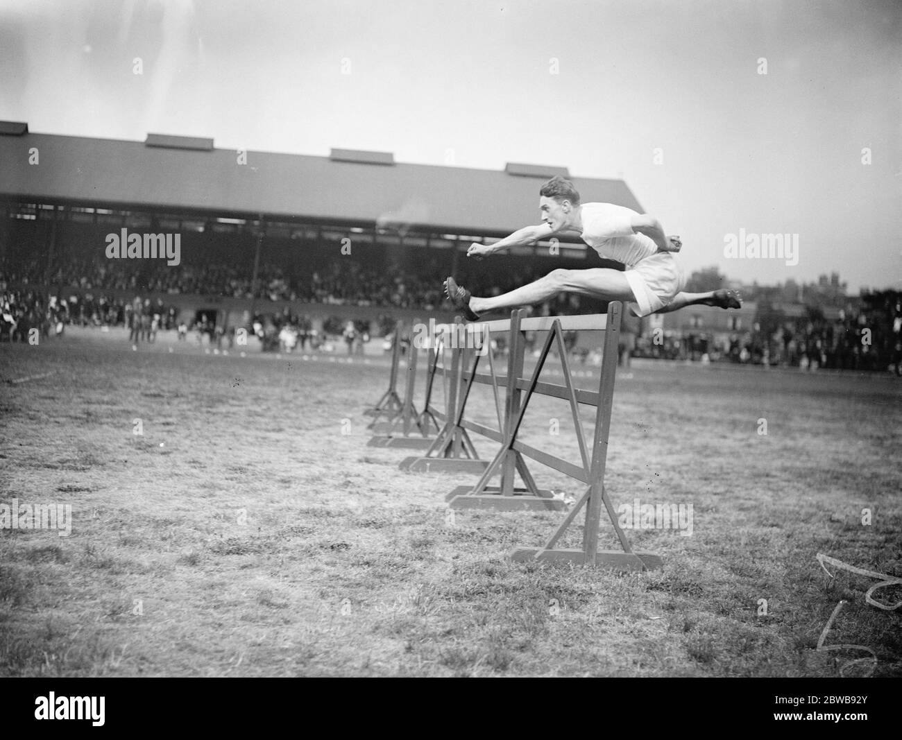 Zivildienst Sport an Stamford Bridge F R Gaby gewinnt die 120 Meter offenen Hürden Finale 13 Juni 1925 Stockfoto