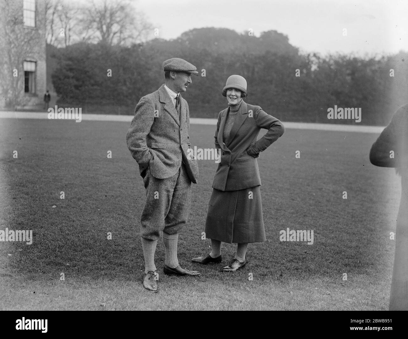Jagd treffen im Duke of Richmond 's House . Lord and Lady Esme Gordon Lennox beim Treffen der Cowdray Hunt im Goodwood House . Februar 1925 Stockfoto