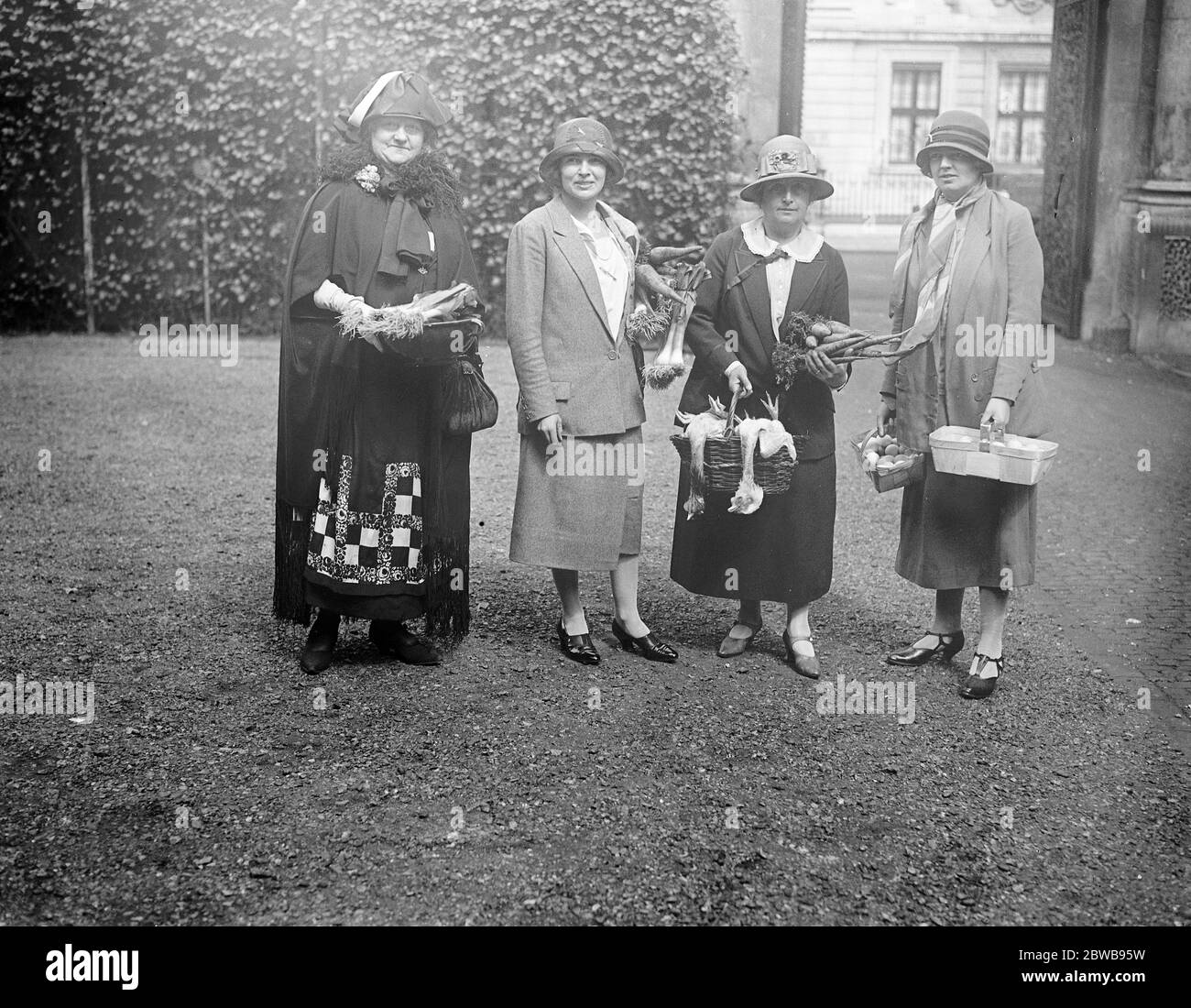 Grosvenor Haus Fete in Hilfe von Kindern Krankenhaus, Paddington Green. Von links nach rechts: Frau F. Gordon Brown, Frau Cecil Brunner, Lady Swift und Lady Carey Evans, die unter den Stallhaltern waren. 12 Mai 1925 Stockfoto