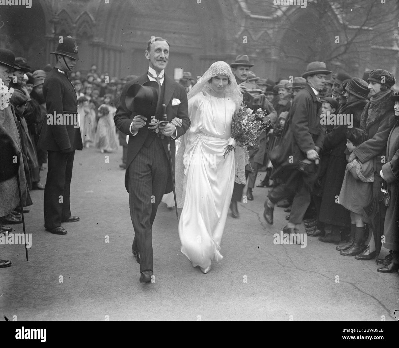 Lord Raglan vermählt die ehrenwerte Julia Hamilton. Lord Raglan und die ehrenwerte Julia Hamilon, wurden in St. Margaret ' s Kirche, Westminster, London verheiratet. April 1923 Stockfoto