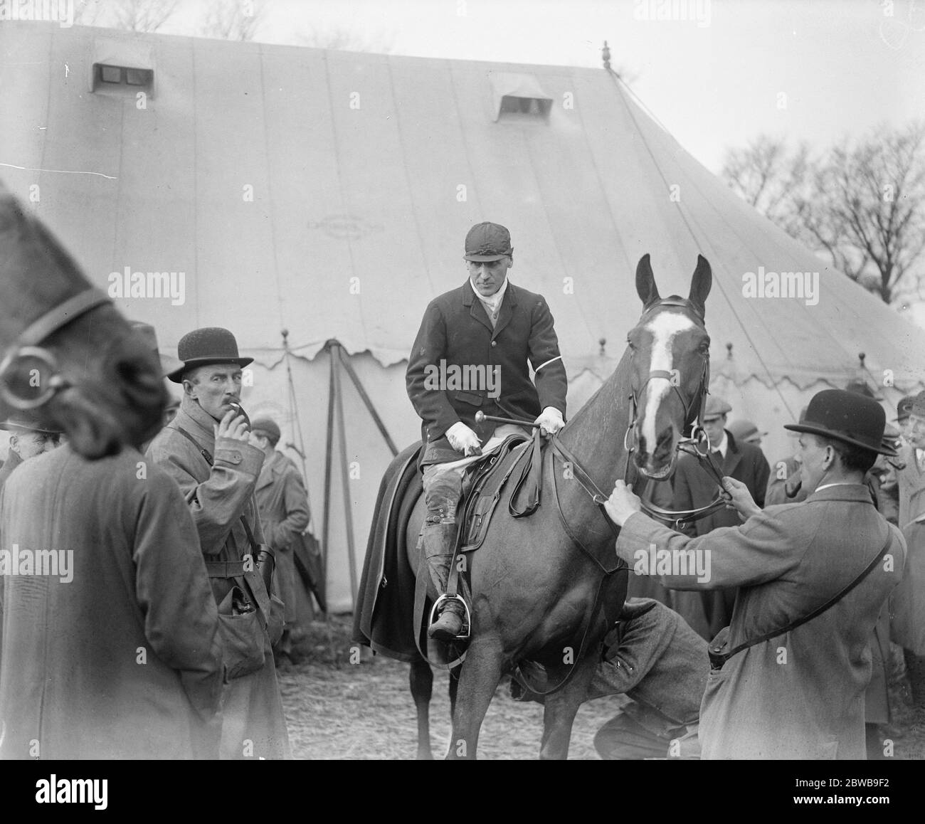 Die jährlichen Bar Point to Point Rennen fanden in Greenford Green, in der Nähe von Harrow, London statt. Justice Farrant , der Sieger des ersten Rennens 14 April 1923 Stockfoto