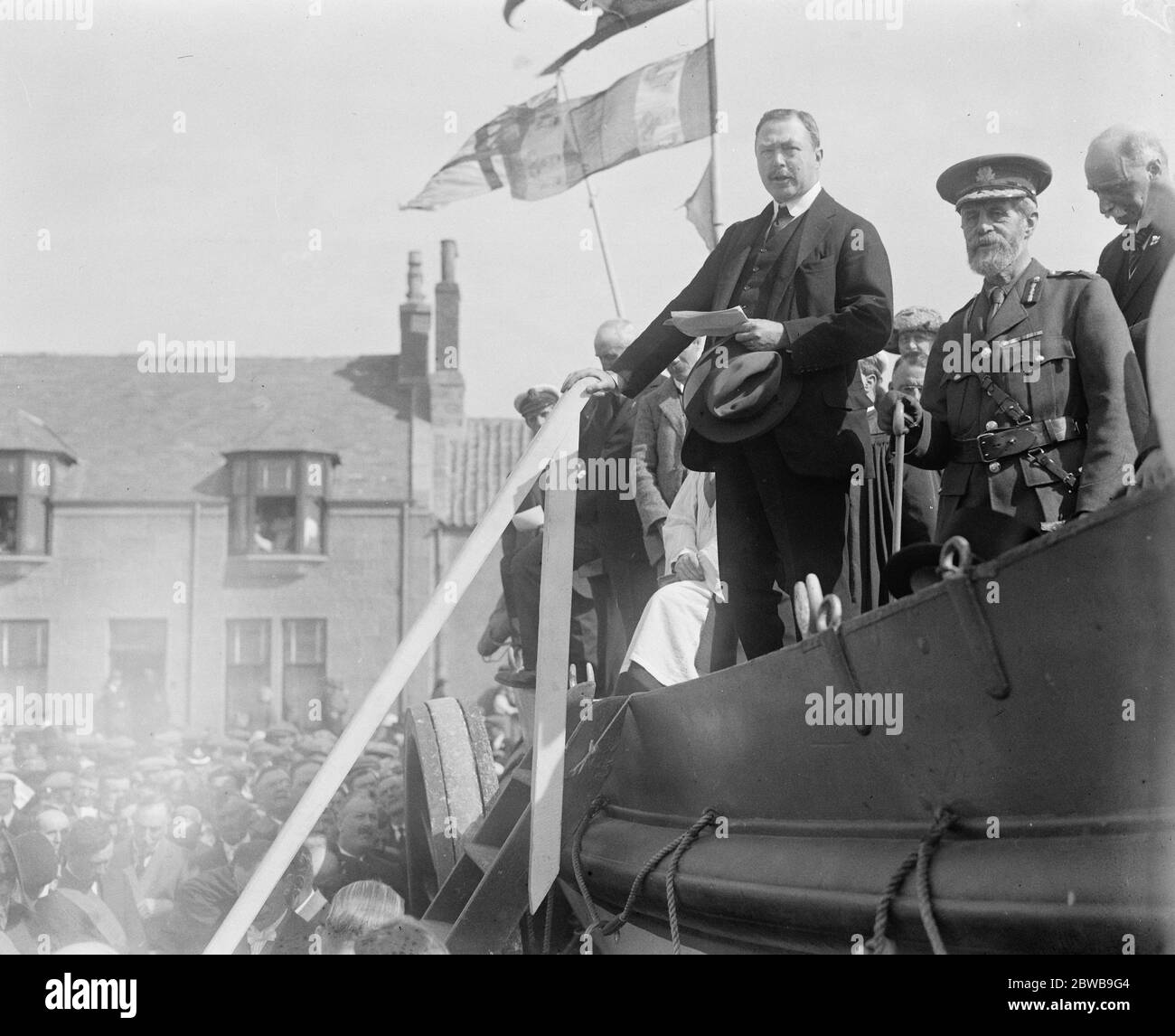 Herzog von Atholl bei der Rettungsboot Zeremonie in Peterhead. Der Herzog von Atholl, der vom alten Rettungsboot spricht, präsentiert das neue Schiff. Rechts ist Lord Aberdeen 29 August 1922 Stockfoto