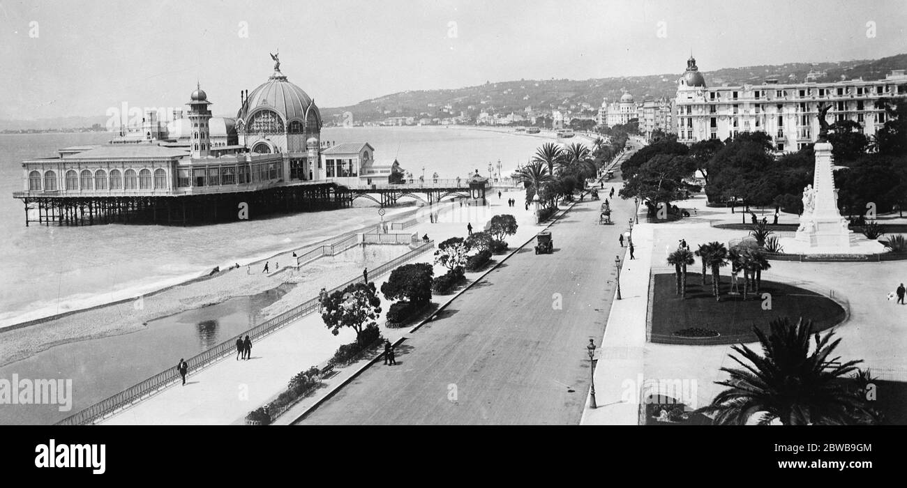 Schön von einem Hurrikan getroffen. Siebzig Menschen wurden von einem Hurrikan schwer verletzt , begleitet von sintflutartigen Regen , der Nizza im Süden Frankreichs traf . Eine allgemeine Ansicht von Nizza mit der Promenade des Anglais und dem Palais de la Jetee. Dezember 1924 Stockfoto