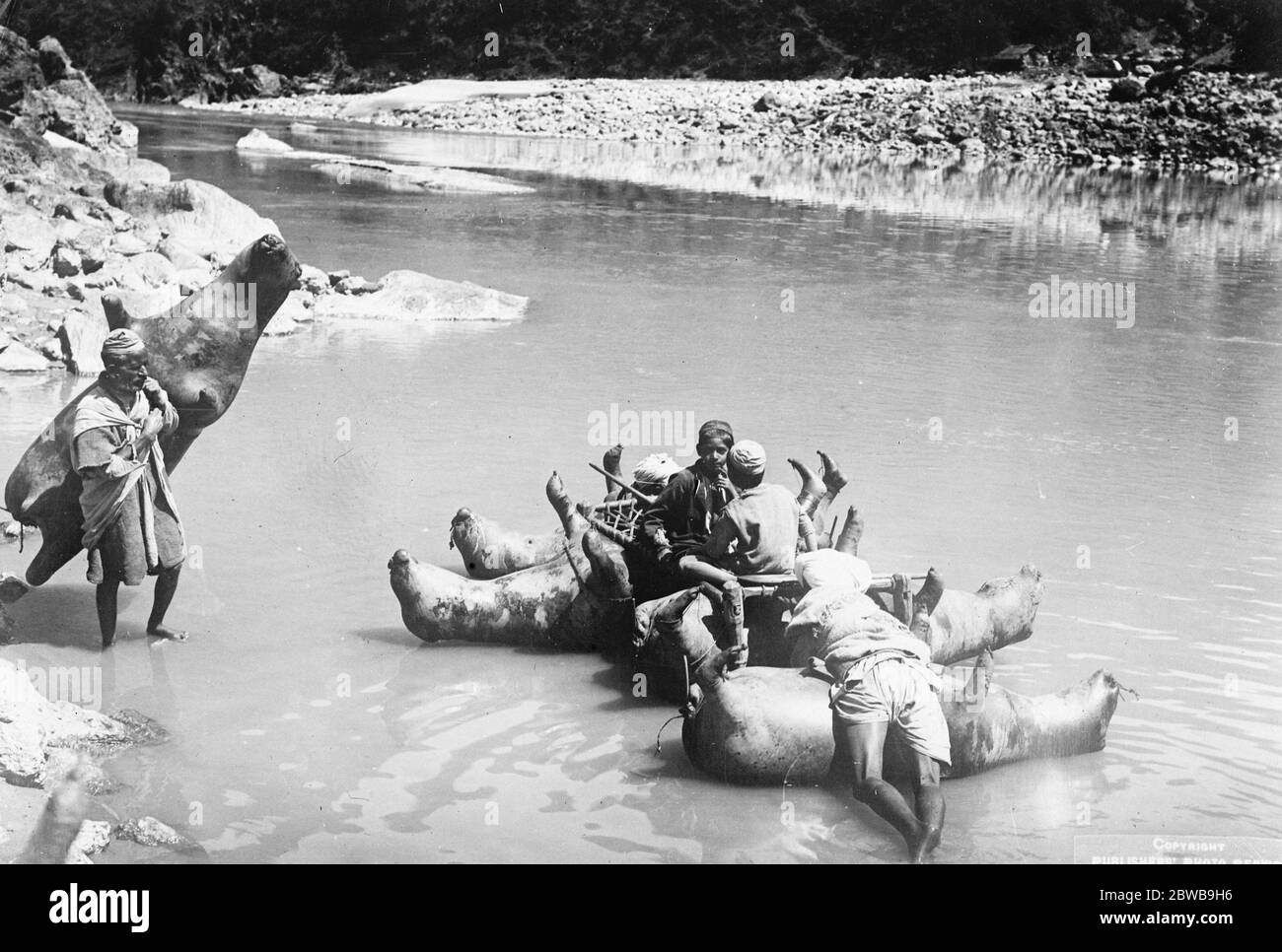 Wo jeder Stier wird ein Boot . Ein Interessantes Bild aus Kaschmir, das die Eingeborenen mit ihren Booten von aufgeblasenen Ochsenhäuten auf dem Sutlej River zeigt. 26. November 1924 Stockfoto