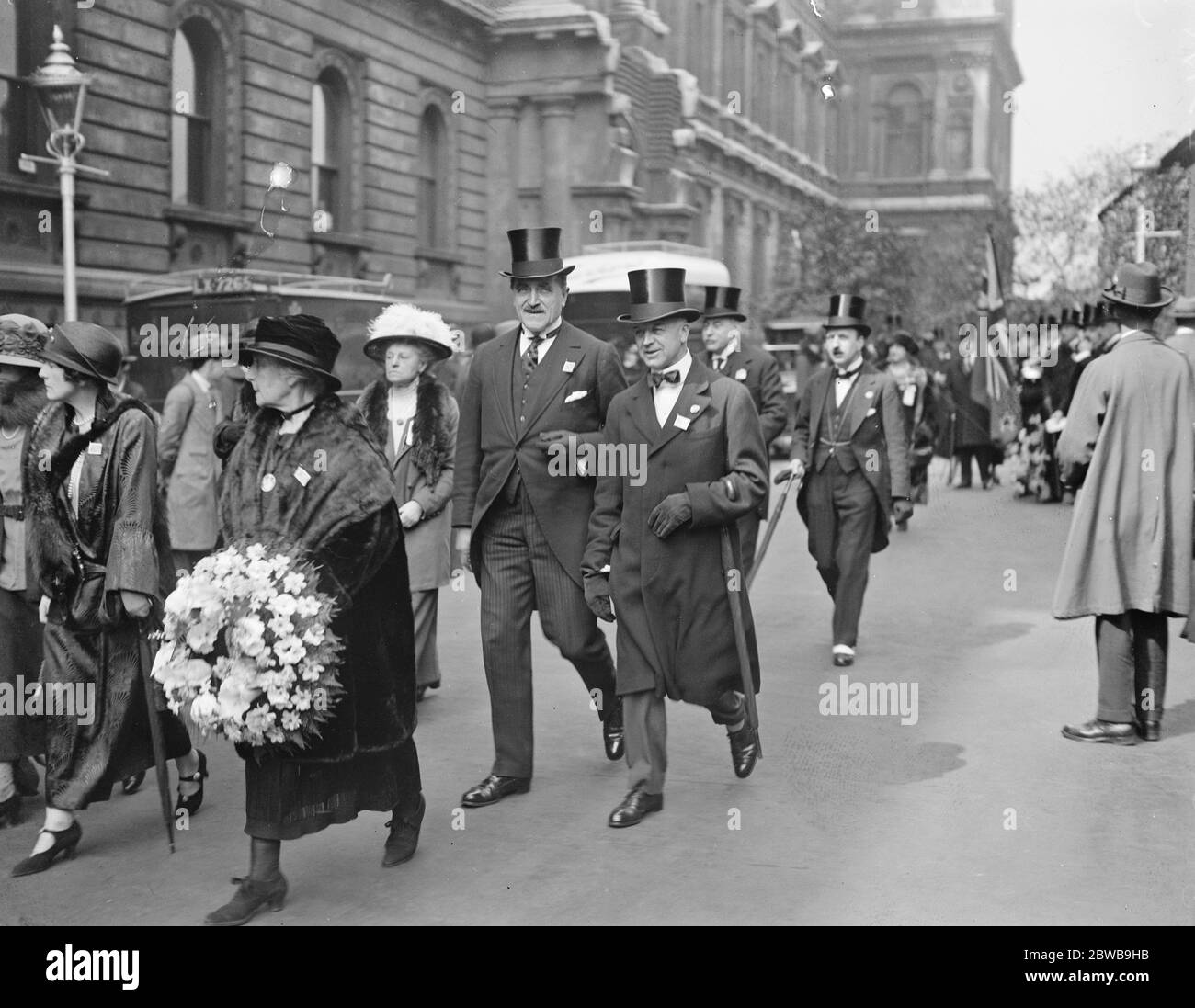 Empire Day . Bemerkenswerte Menschen in Veterans Association Prozess zum Kenotaph . Vize-Admiral Kerr, Englands ältester Flieger. 24 Mai 1923 Stockfoto