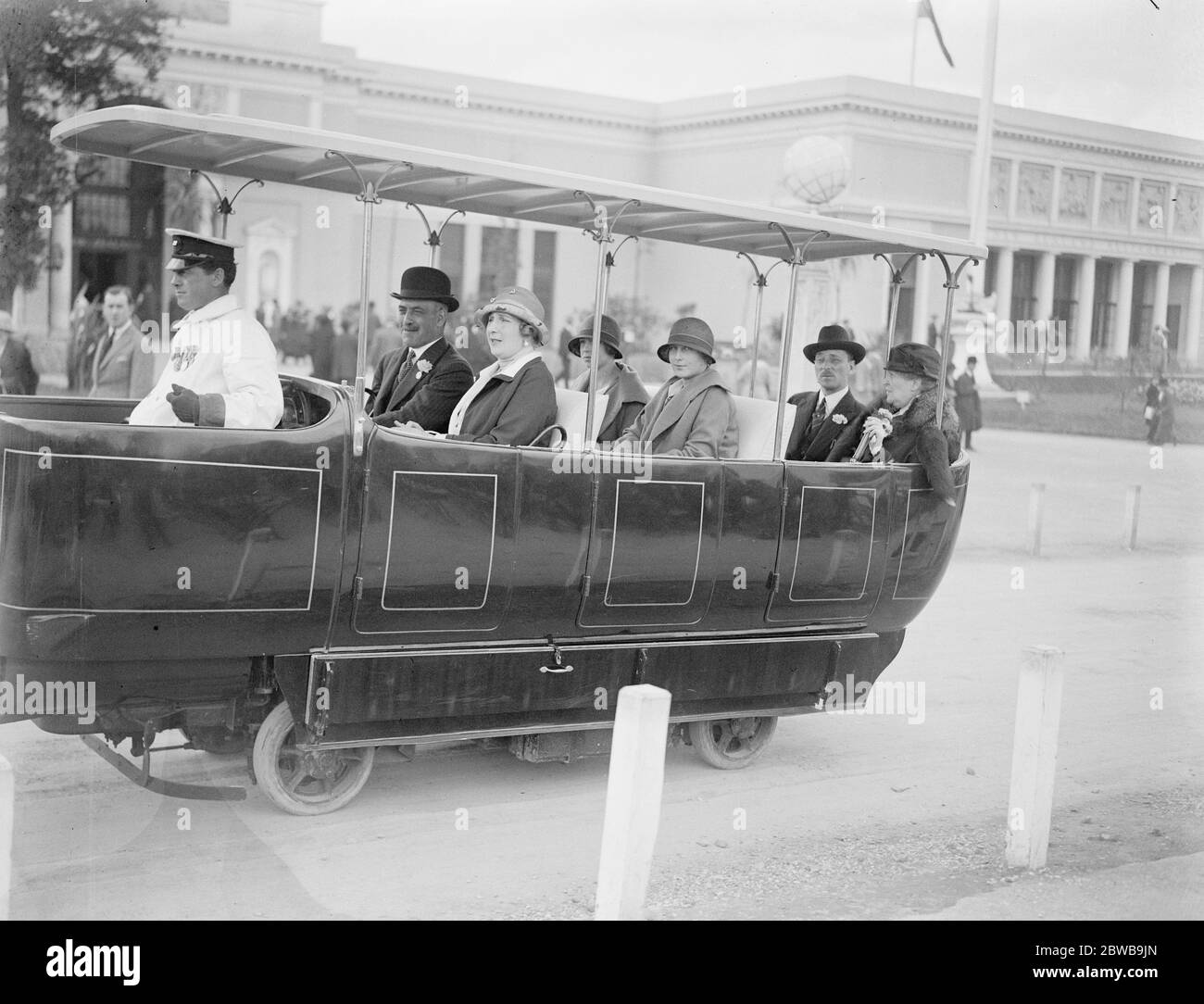 Die Königin von Spanien und ihre Töchter auf der British Empire Exhibition. Die Königin von Spanien und ihre beiden Töchter fahren im Railodok-Bus in Wembley. Juli 1924 Stockfoto