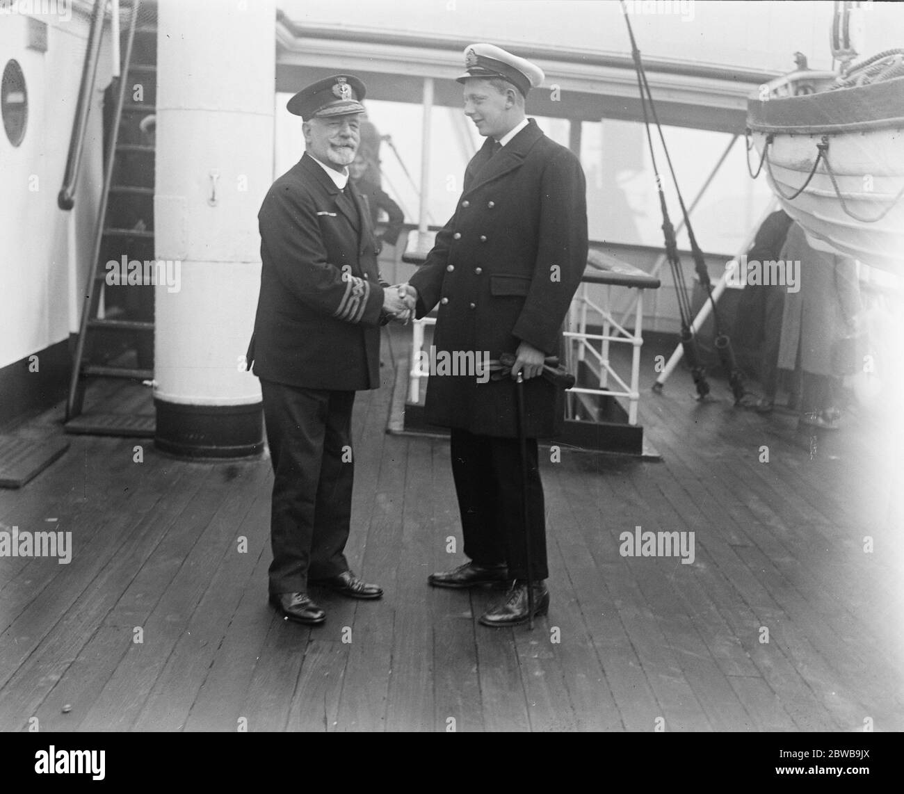 Überlebende des sinkenden Liners Horror . Captain Day wird an Bord von seinem Sohn gratuliert. 12. September 1922 Stockfoto