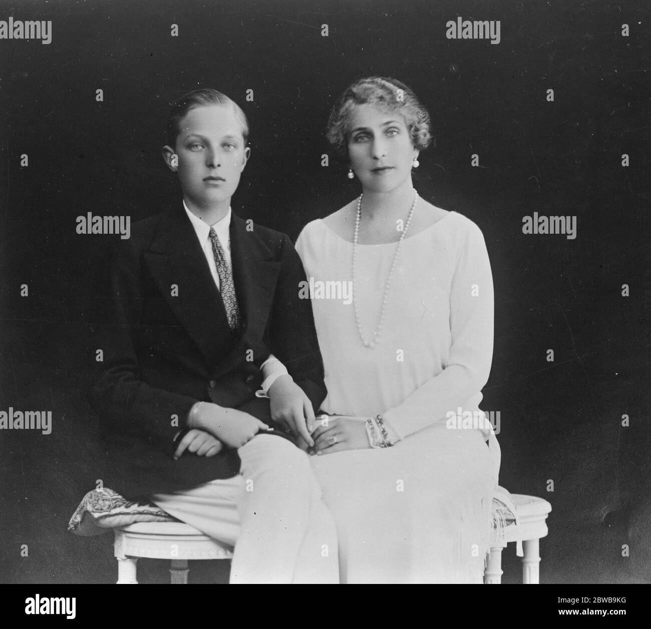 Die Königin von Spanien und ihr ältester Sohn. Ein neues Foto von HM Königin Victoria Eugenia von Spanien mit dem Erben offensichtlich auf spanischen Thron, HRH Prinz von Asturien, Don Alfonso. 31 Dezember 1924 Stockfoto