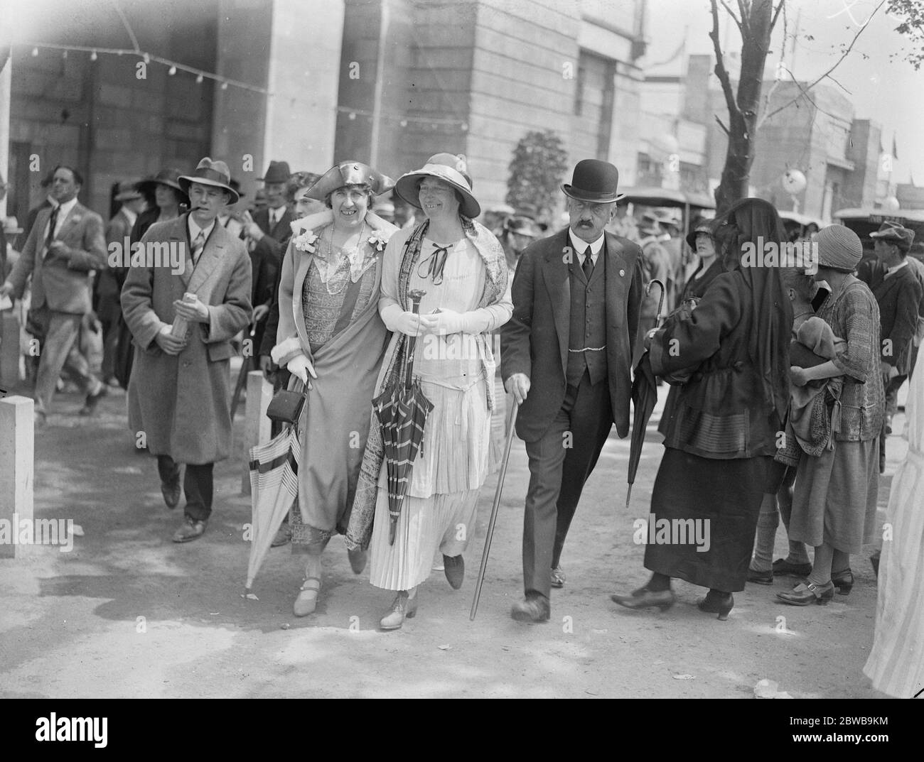 Der König und die Königin von Dänemark besuchen Wembley für die British Empire Exhibition. Ein glückliches Bild von HM mit ihrer Dame - in der Warteschleife. 24 Juni 1924 Stockfoto