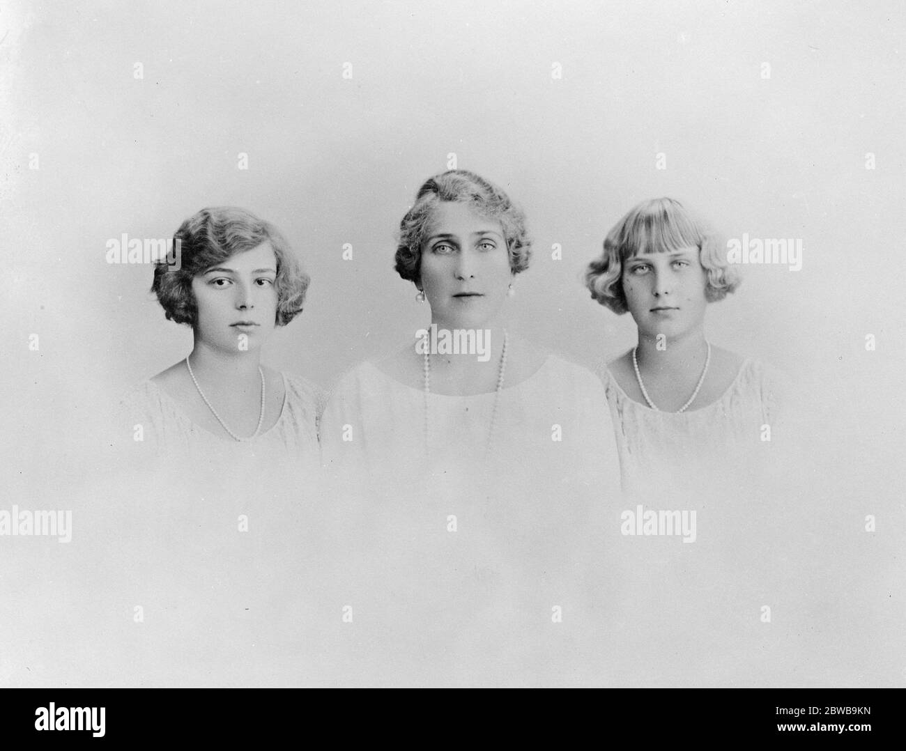Die Königin von Spanien und ihre beiden Töchter. Ein schönes neues Studiobild von HM Königin Victoria Eugenia und ihren beiden Töchtern, Prinzessin Beatriz und Prinzessin Maria Cristina. 31 Dezember 1924 Stockfoto