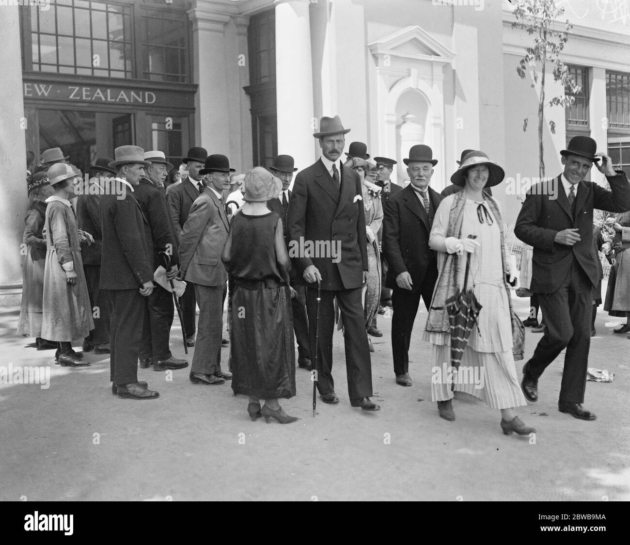 Der König und die Königin von Dänemark besuchen die Wembley-Ausstellung. Der König verlässt das neuseeländische Gebäude. 24 Juni 1924 Stockfoto