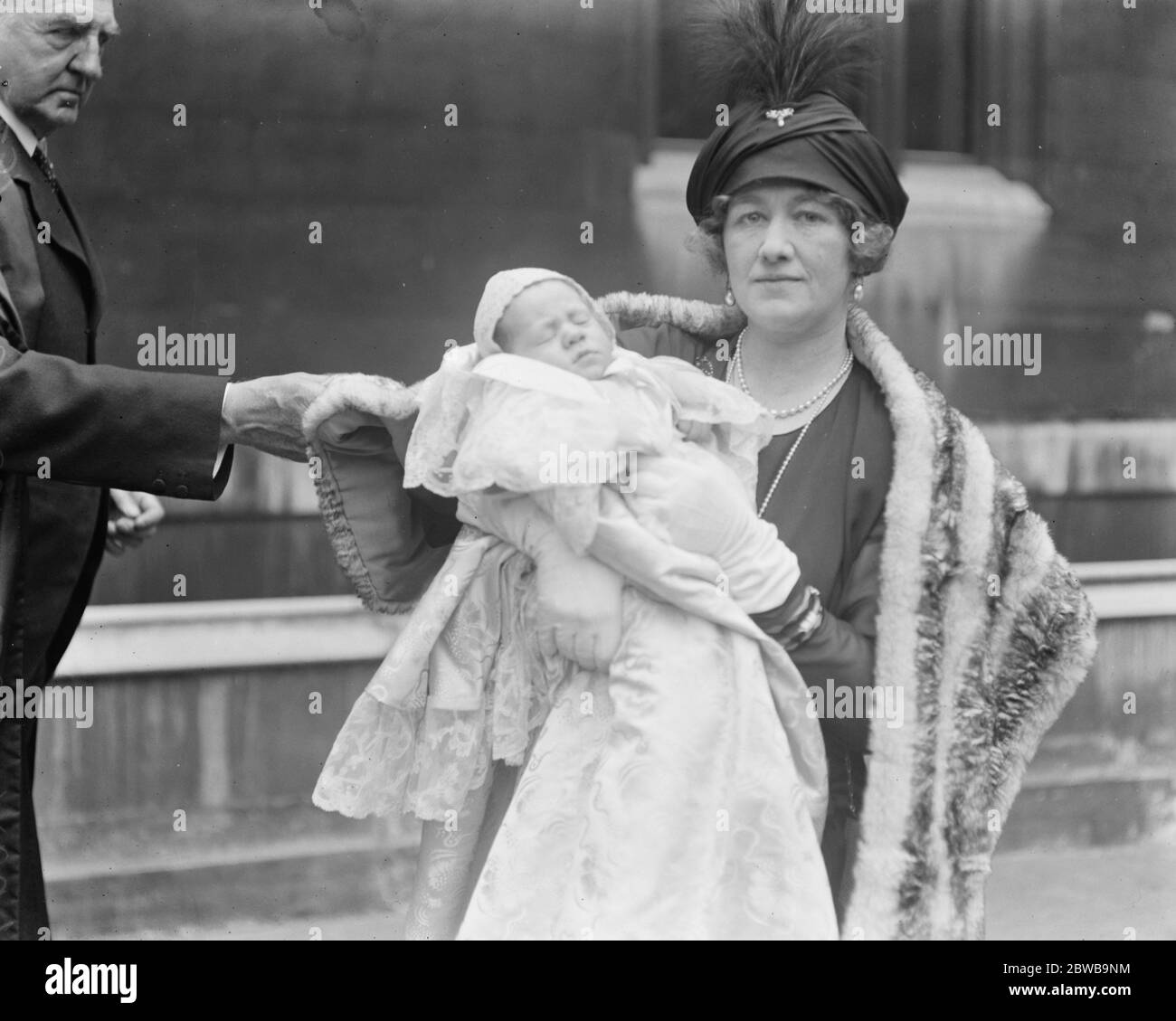 Sir Hamar und Lady Greenwood ' s kleinen Sohn getauft in Gray 's Inn Chapel. Lady Greenwood hält das Baby. 17 Juni 1923 Stockfoto