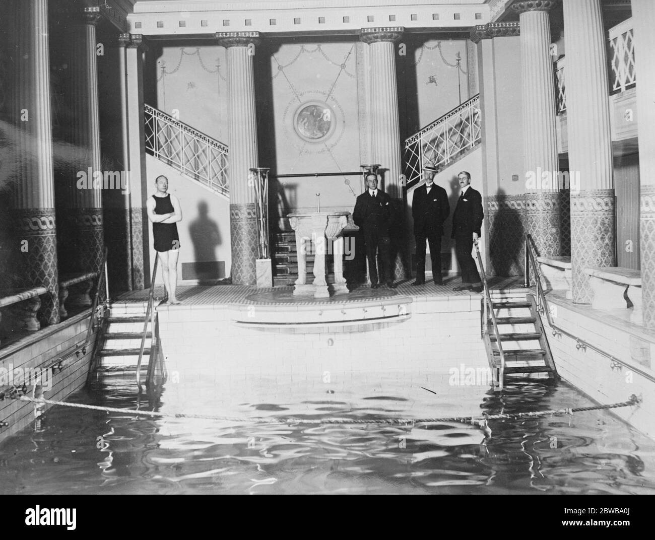 Den Prince of Wales über den Atlantik zu bringen. Das herrliche Schwimmbad auf der "RMS Berengaria" , die herrliche Cunarder, in dem der Prinz von Wales segelt am Samstag. Bis 21. August 1924 Stockfoto