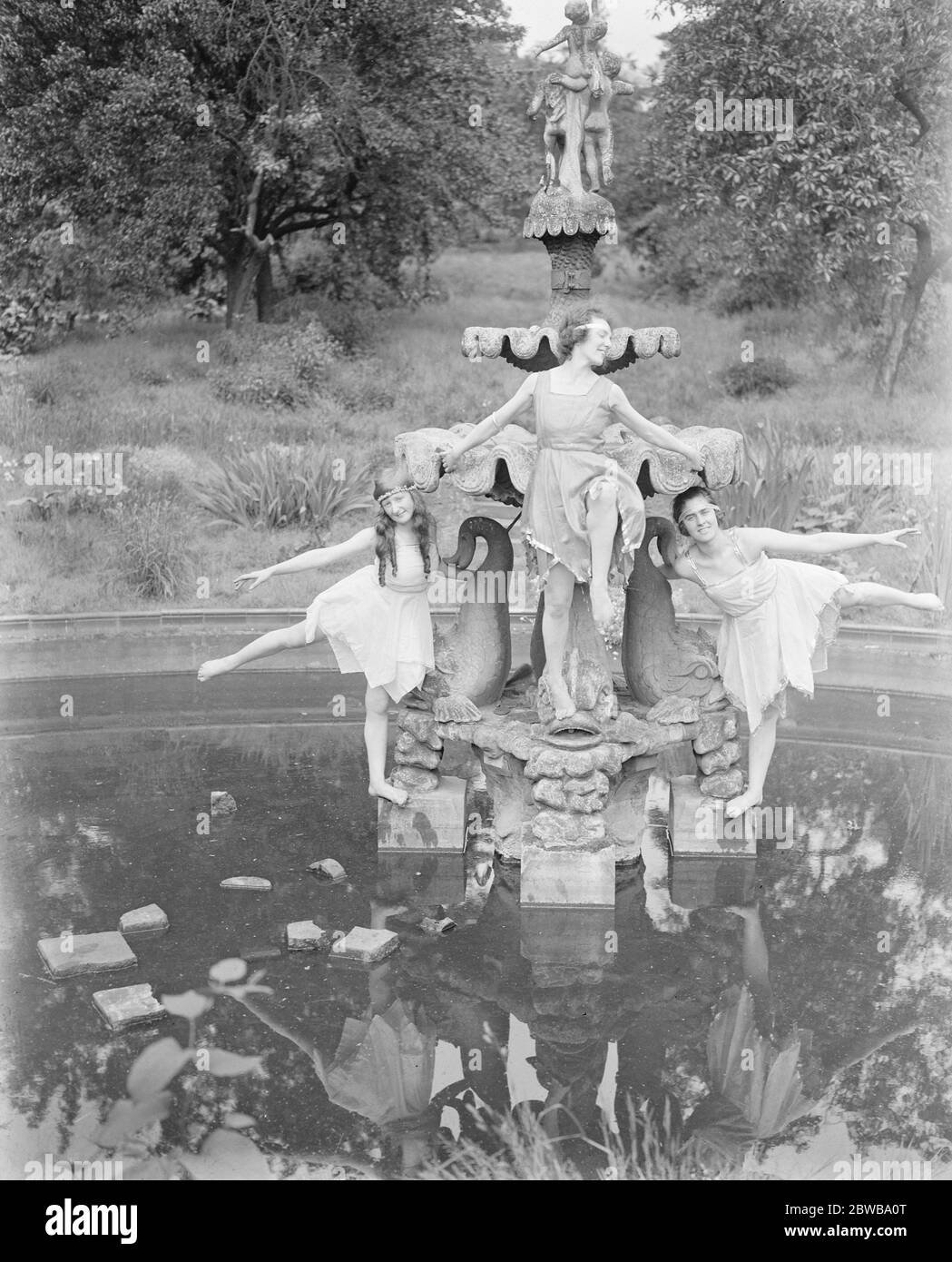 Die Poesie der Bewegung, charmante Posen in schönen Dulwich Gelände. Juni 1923 Stockfoto