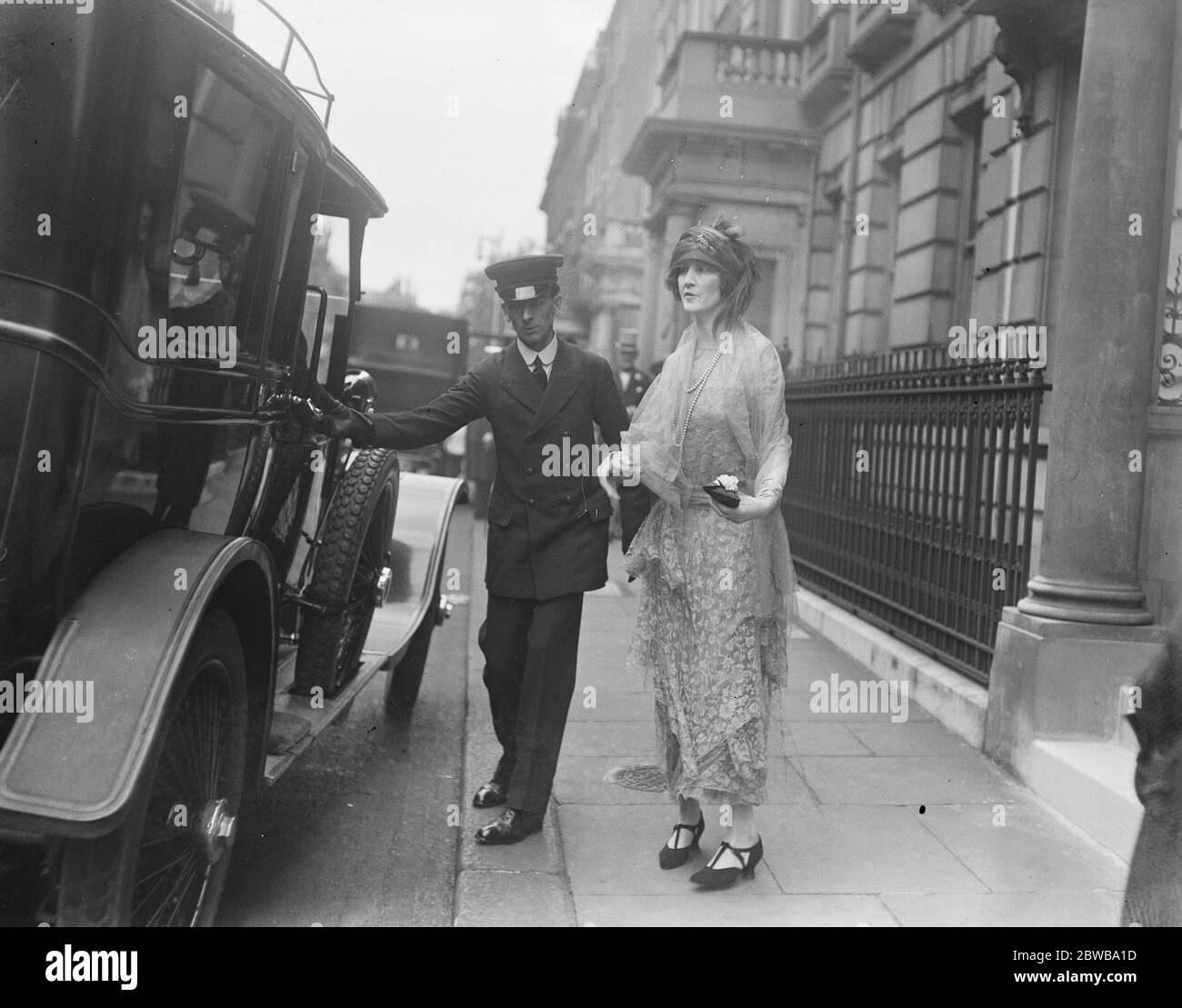 Yorkshire Bräutigam für Miss Diana Beckett . Miss Diana Beckett und Herr Albany K Charlesworth wurden in St Margaret 's, Westminster verheiratet. Die Herzogin von Portland verlässt . 19 Juli 1923 Stockfoto