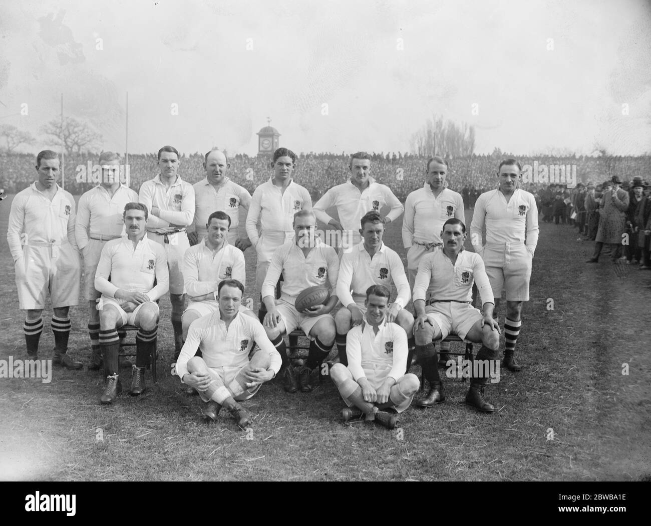 England gegen Schottland beim Rugby in Twickenham . Der König war anwesend. Das England-Team, von links nach rechts (hintere Reihe): W G E Luddington, G S Conway, R Edwards, H P Jacob, H C Catcheside, L J Corbett. Sitzend, von links nach rechts: E Cove Smith, E Myers, W W Wakefield (Capt), A T Voyce und A F Blekiston. Am Boden: EIN Robson und EIN T Young. 15 März 1924 Stockfoto
