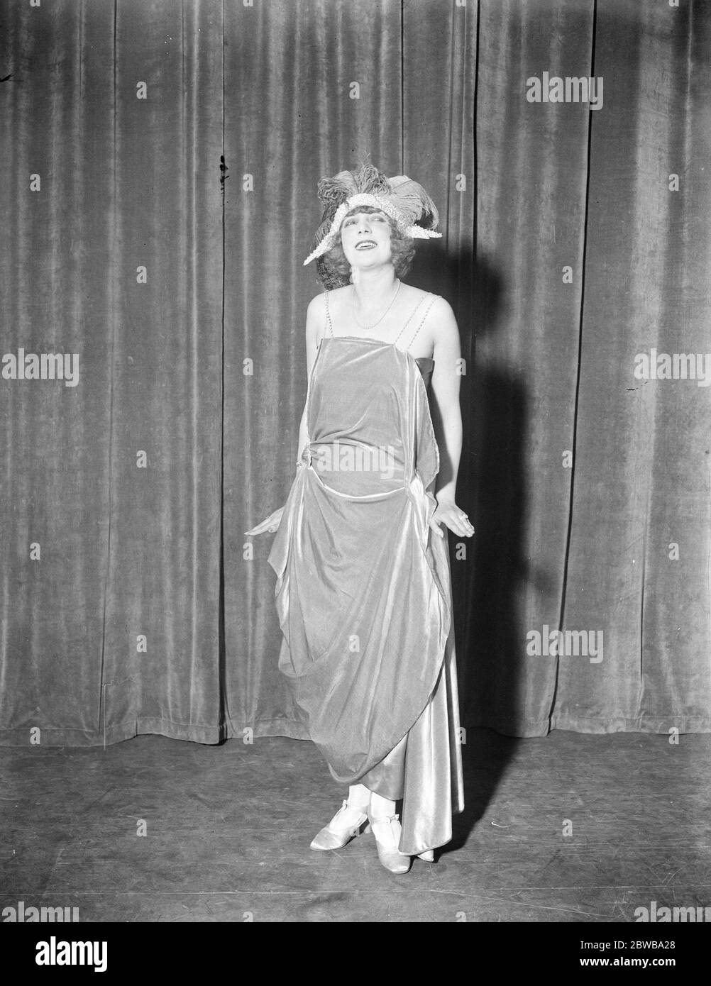 Mlle Yvonne Regis ist Mitglied der neuen neun-Uhr-Revue im Little Theatre. Mlle Regis in einem ihrer charmanten Kleider für die Revue . 14 Februar 1923 Stockfoto