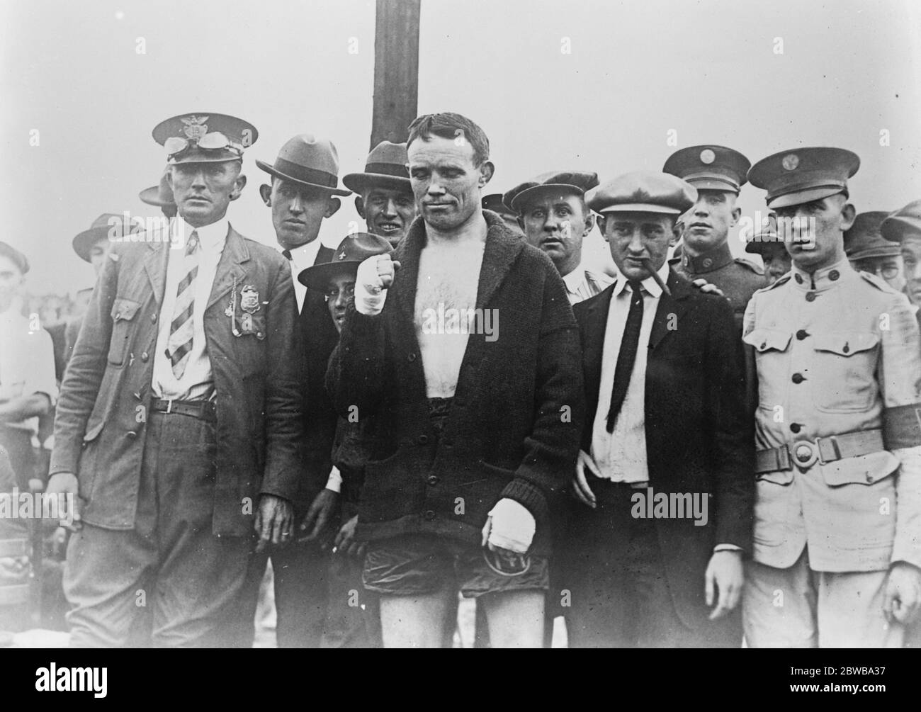 Das große McTigue gegen Stribling Boxfiaskus. Mike McTigue, der irische Leichtgewichtsmeister, nähert sich unter Polizeischutz dem Ring für den Kampf mit Young Stribling in Columbus. 15. Oktober 1923 Stockfoto