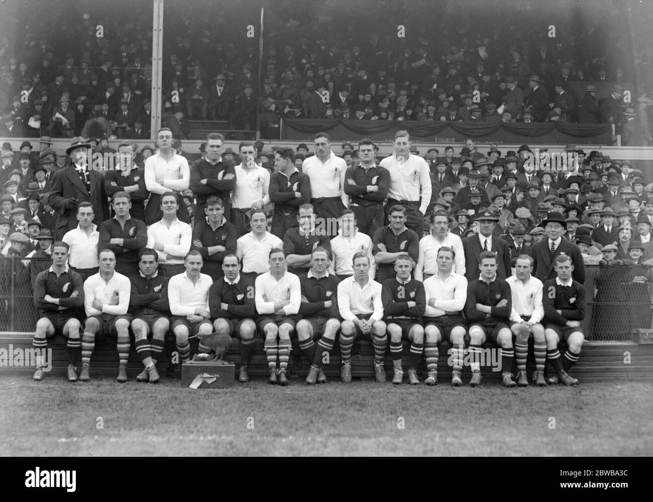 Der König sieht Combined Services Team von den All Blacks in Twickenham besiegt. Die beiden Teams haben vor dem Spiel zusammen fotografiert. 13 Dezember 1924 Stockfoto