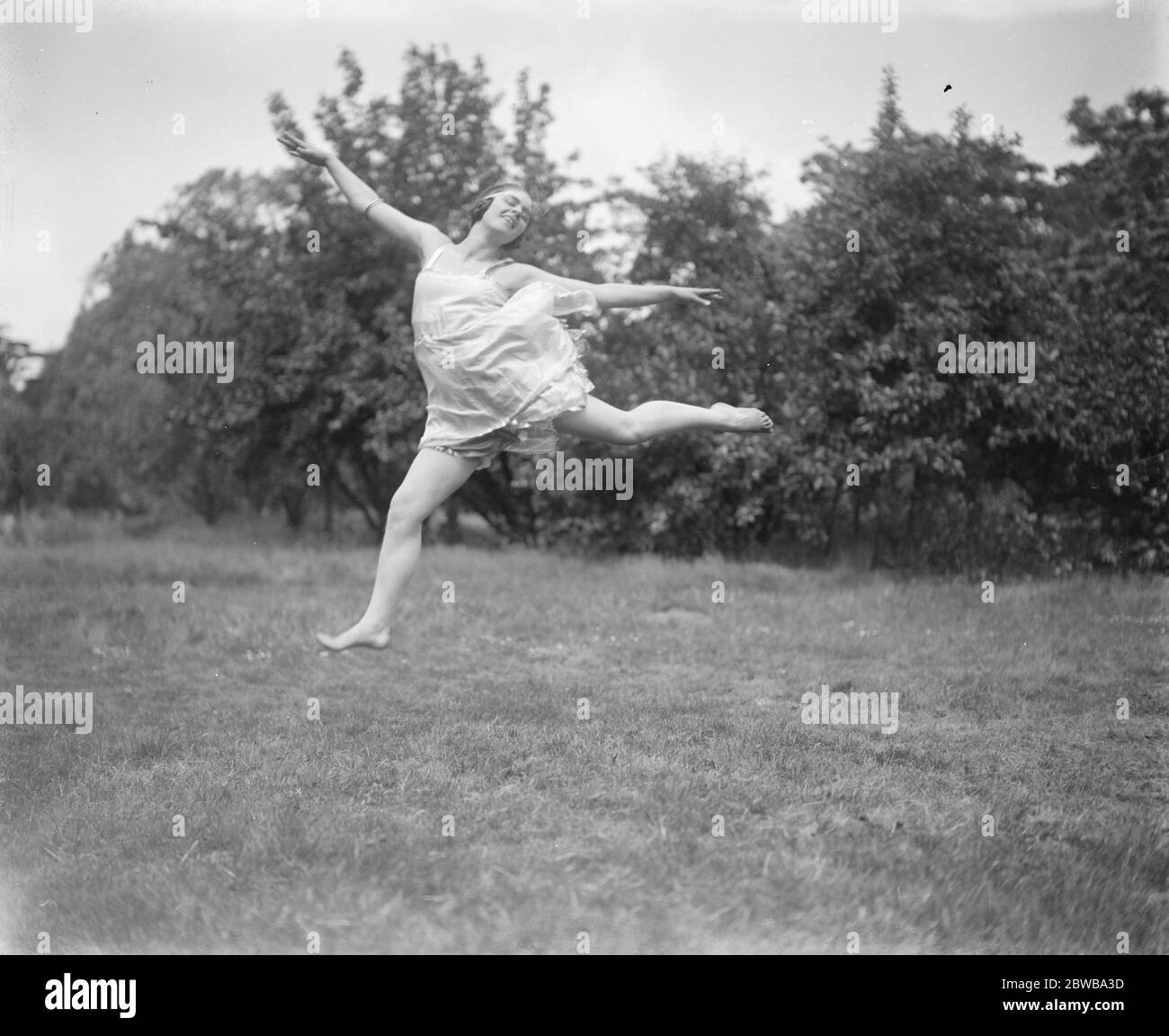 Die Poesie der Bewegung, charmante Posen in schönen Dulwich Gelände. Ein Flug der Phantasie . Juni 1923 Stockfoto
