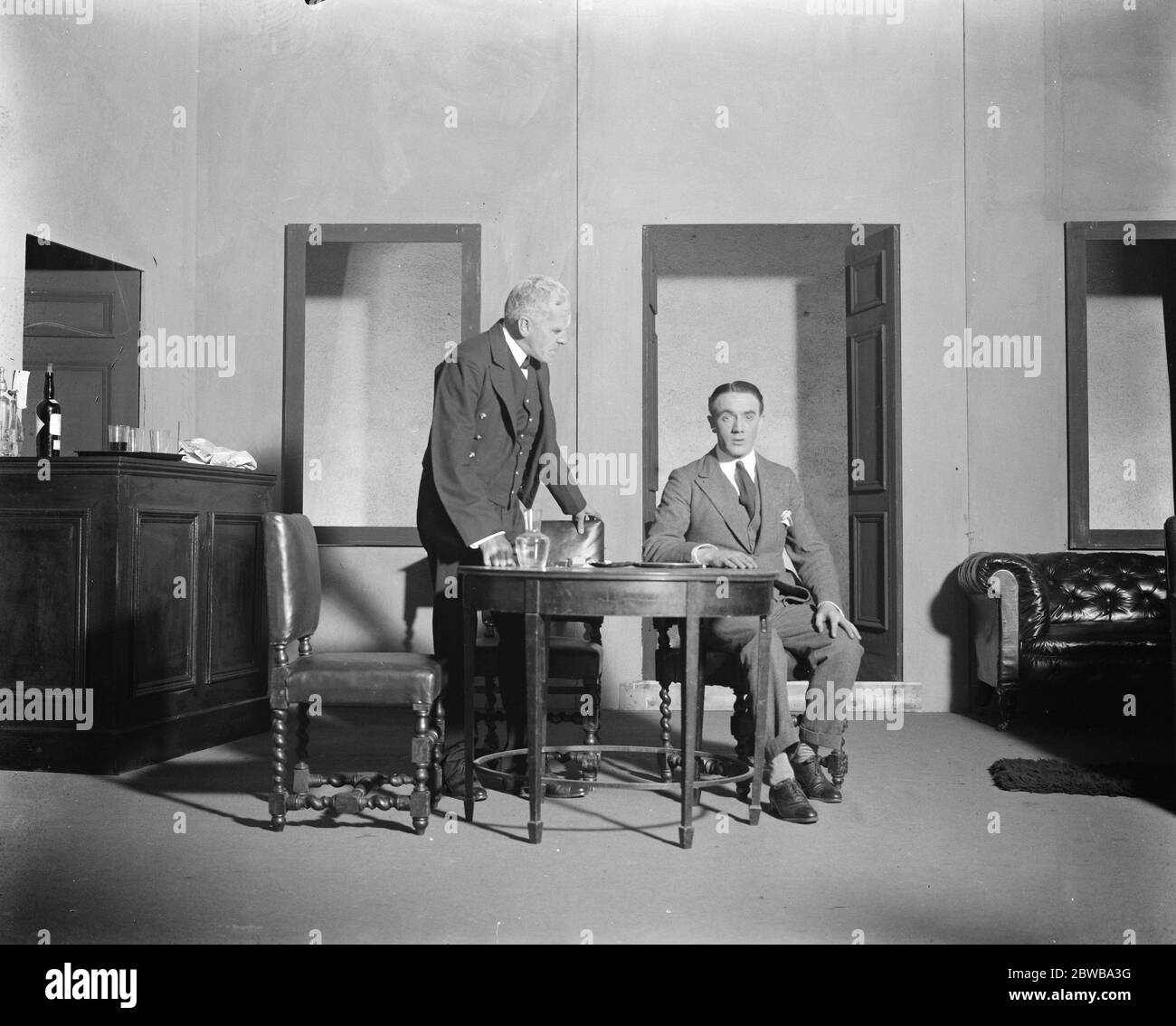 Das neue seltsame Spiel, das sich mit dem After Life. Nach außen gebunden die neue Sutton Vane spielen produziert werden, an der Everyman Theatre, Hampstead, ist wahrscheinlich zu provozieren viel Diskussion. Stanley Lathburn als Stubby, der Steward und Frederick Cooper als Tom Prior, ein betrunkener junger Mann. 15. September 1923 Stockfoto