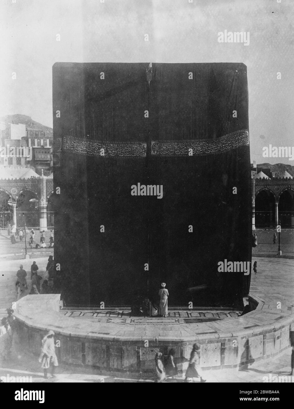 In der Heiligen Stadt der Muslime . Bemerkenswerte "Nahaufnahme" Foto des heiligen schwarzen Stein der Kaaba in Mekka Saudi-Arabien, und ist die heiligste Stätte im Islam Diese markante Foto aus Mekka zeigt die heilige "Black Stone" in der Kaaba des Hofes der Großen Moschee, Die gilt als das Allerheiligste. Es ist das Ziel der großen jährlichen Pilgerreise aus allen Teilen der muslimischen Welt. 13. April 1926 Stockfoto