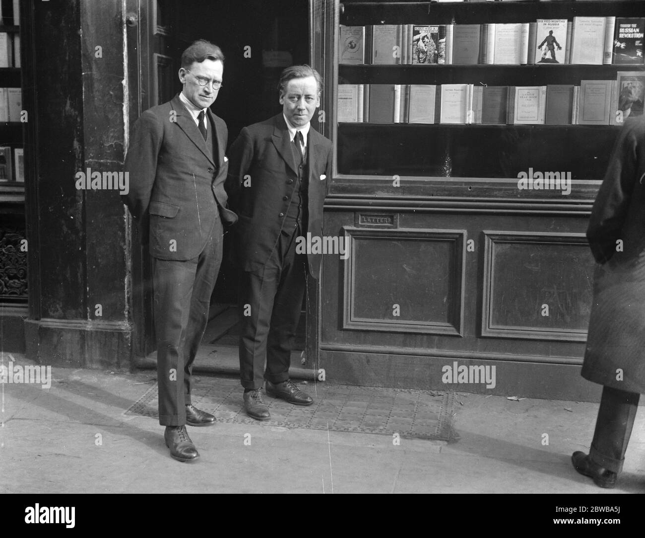 Freigesetzte Kommunisten in Covent Garden . Sechs Kommunisten, die aus dem Wandsworth Gefängnis entlassen wurden, gingen direkt zu ihrem Hauptquartier in der King Street, Covent Garden. Von links nach rechts, Tom Bell, J R Campbell außerhalb der Hauptquarte. April 1926 Stockfoto
