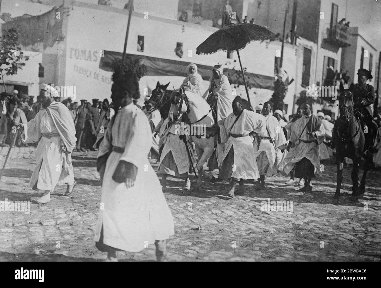 Sidi Muley Mehedi proklamierte Khalifa von Spanisch, Marokko in Tetuan. Der neue Khalifa Reiten durch die Straßen von Tetuan besucht von seiner Suite. Er wird unter dem Staatsschirm gesehen. 16. November 1925 Stockfoto