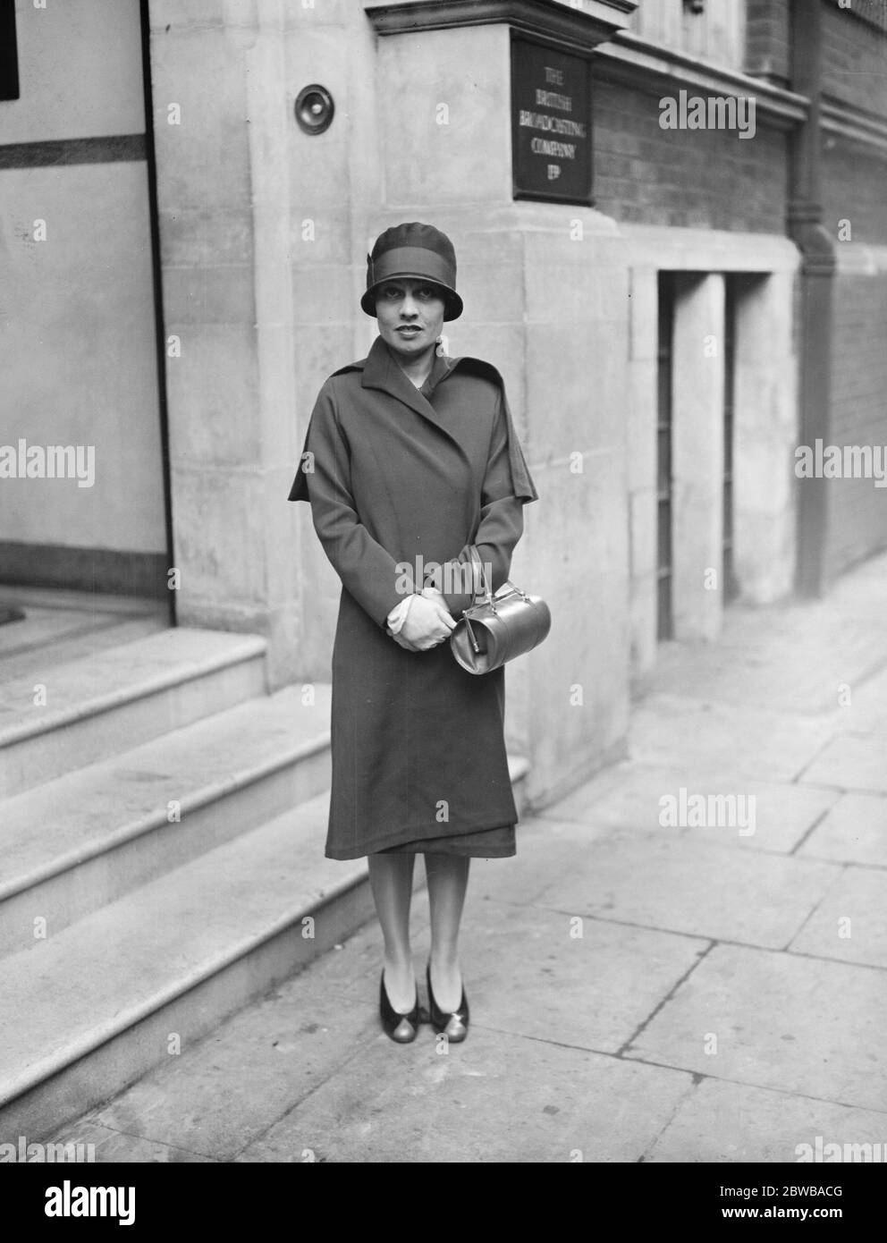 Frau Anita Loos ( Frau John Emerson ) Autorin von ' Gentleman Prefer Blondes ', die vor der BBC steht 21 August 1926 Stockfoto