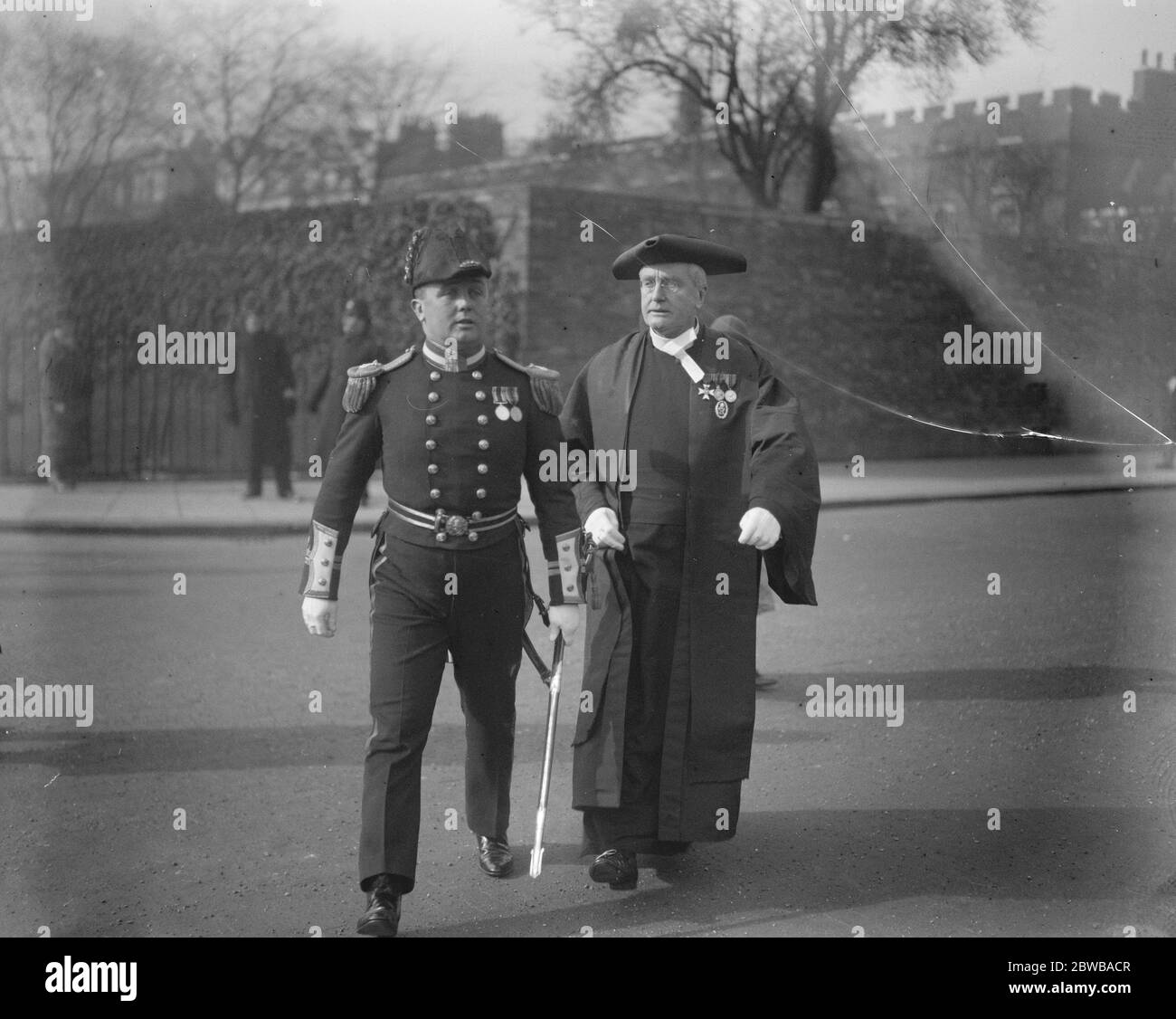 King ' s Deich am St. James's Palace . Rev. W P Besly , M V O , Hon. Priester des Königs, mit seinem Sohn, LT P R Besly verlassen. März 1926 . Stockfoto