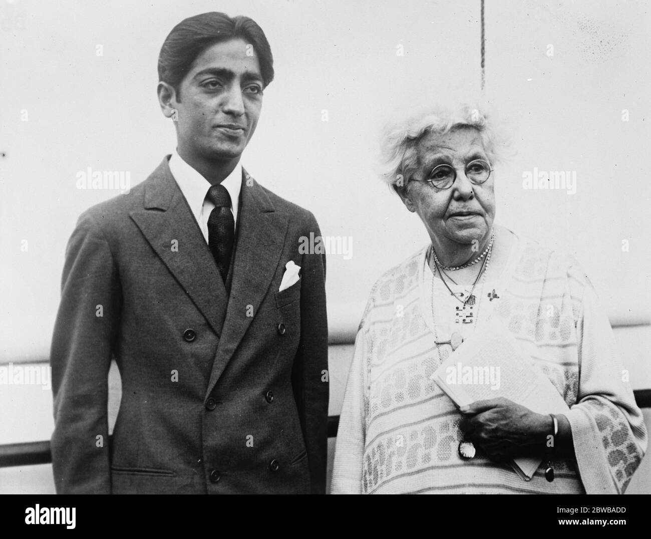 Jiddu Krishnamurti, der Ostinder, der sich selbst die "New Messias", bei seiner Ankunft in New York mit seinem Sponsor, Dr. Annie Besant. September 1926 Stockfoto