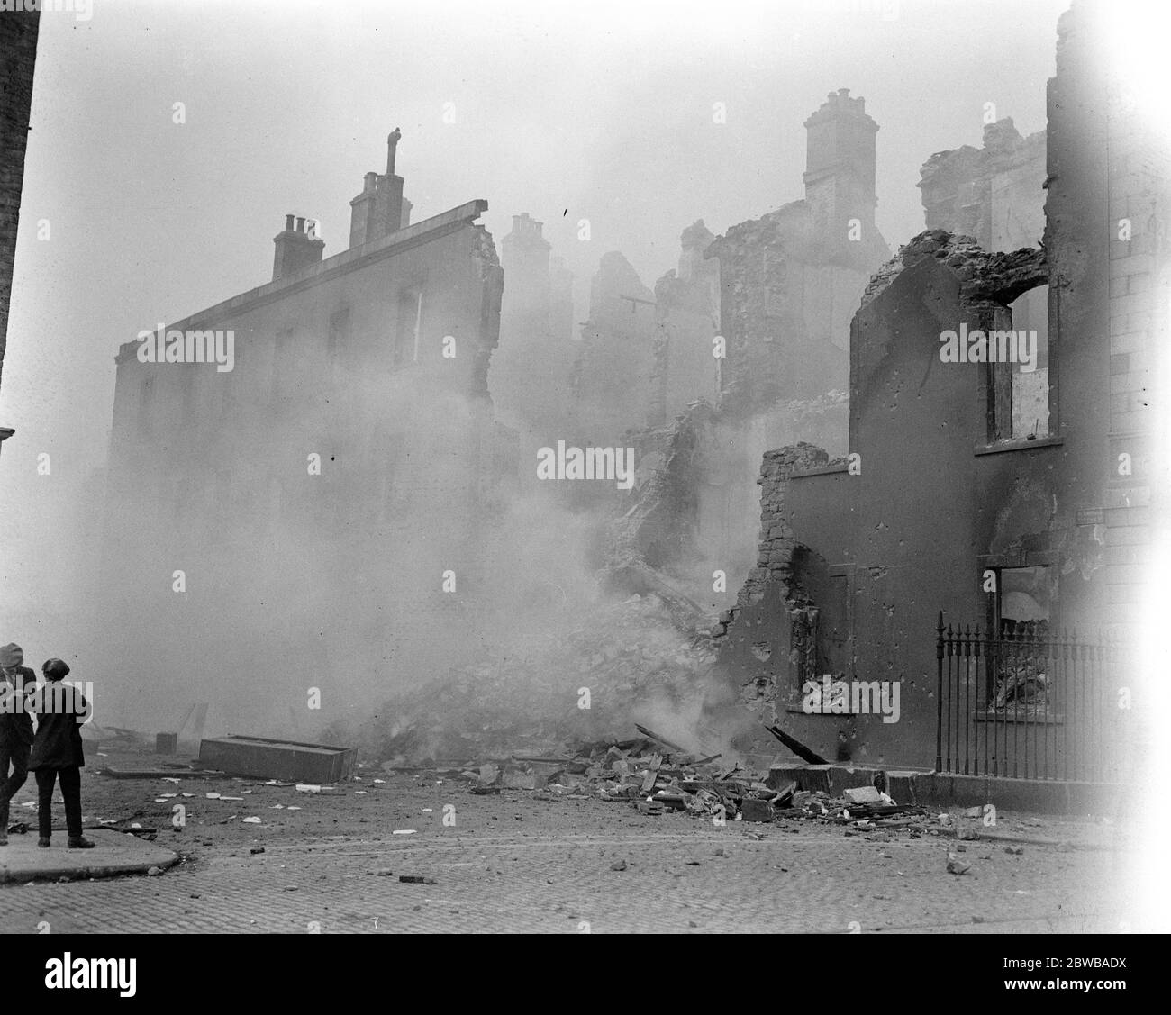 Die große Schlacht von Dublin . Die Einnahme der vier Gerichte , Dublin . Die vier Gerichte brennen von Ende zu Ende mit dem westlichen Block des Gebäudes, das das irische öffentliche Schallplattenamt enthält. Dies war als Munitionslager von der Garnison der vier Gerichte verwendet worden und war das Zentrum einer riesigen Explosion, die tausend Jahre irische Staats- und Religionsarchive in Stücke sprengte. Die Folgen der Explosion . Juli 1922 Stockfoto