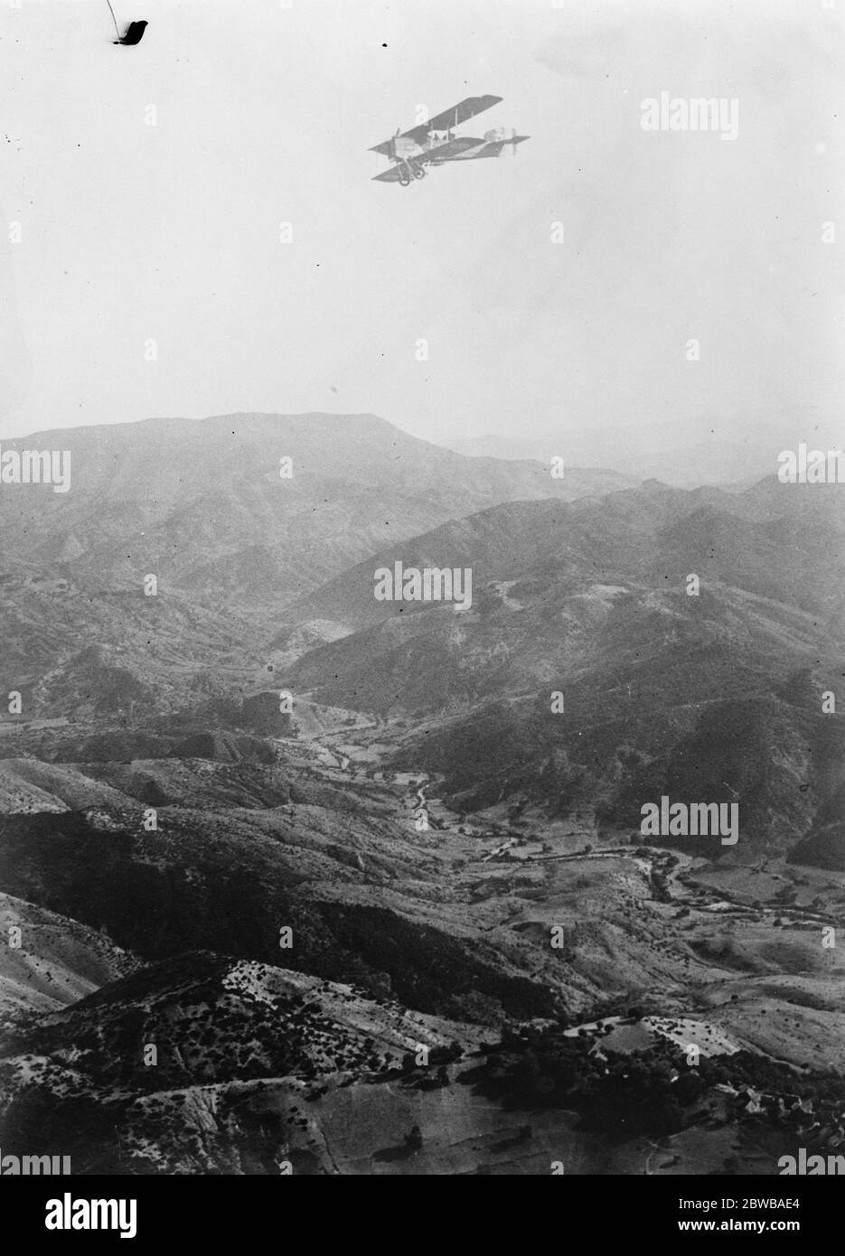 Bombenangriffe auf Abd El Krim' Hauptquartier aus der Luft in Marokko. Eine der Bombenmaschinen, die in der Luft von einem anderen Flugzeug der Staffel über Chechaouen fotografiert wurden. 19. November 1925 Stockfoto