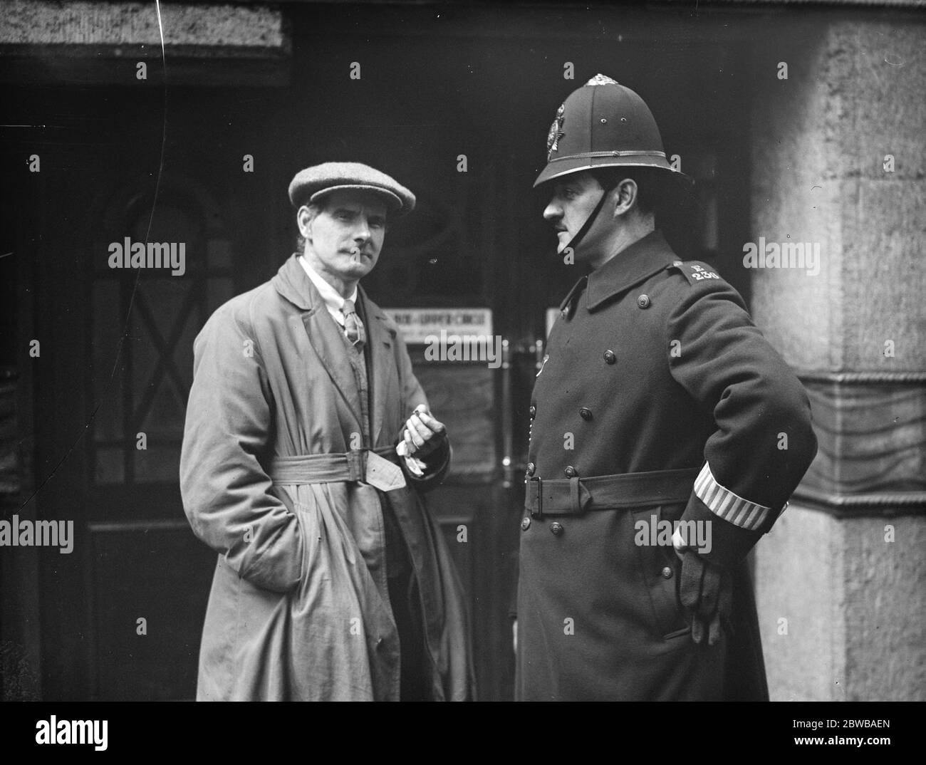 £ 200 eine Woche ex-navvy Herr Sean O'Cassey, der irische Dramatiker, der einmal ein Roadmender war, und wer soll zeichnen £200 pro Woche von seinen Stücken, ist hier im Gespräch mit einem Polizisten während seiner Tour durch London gesehen. März 1926 Stockfoto