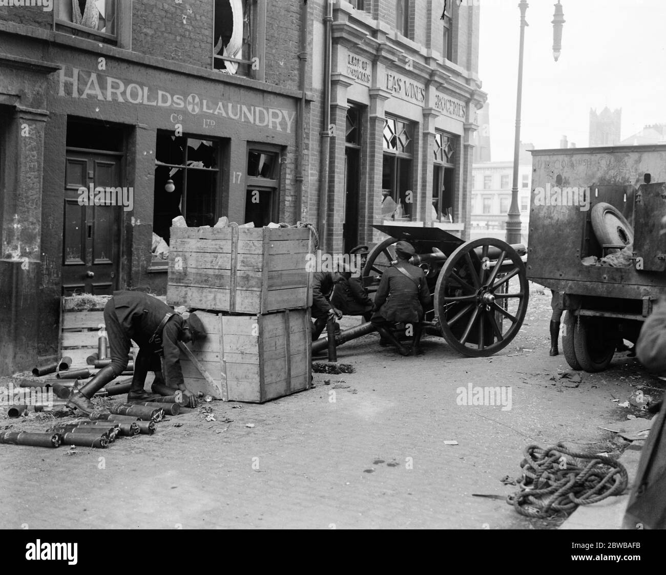 Die große Schlacht von Dublin . Ein irischer Freistaat 18 Pfünder Pistole bombardiert die vier Gerichte vor der Einnahme . Hochexplosive Schalen verwendet werden. 30 Juni 1922 Stockfoto