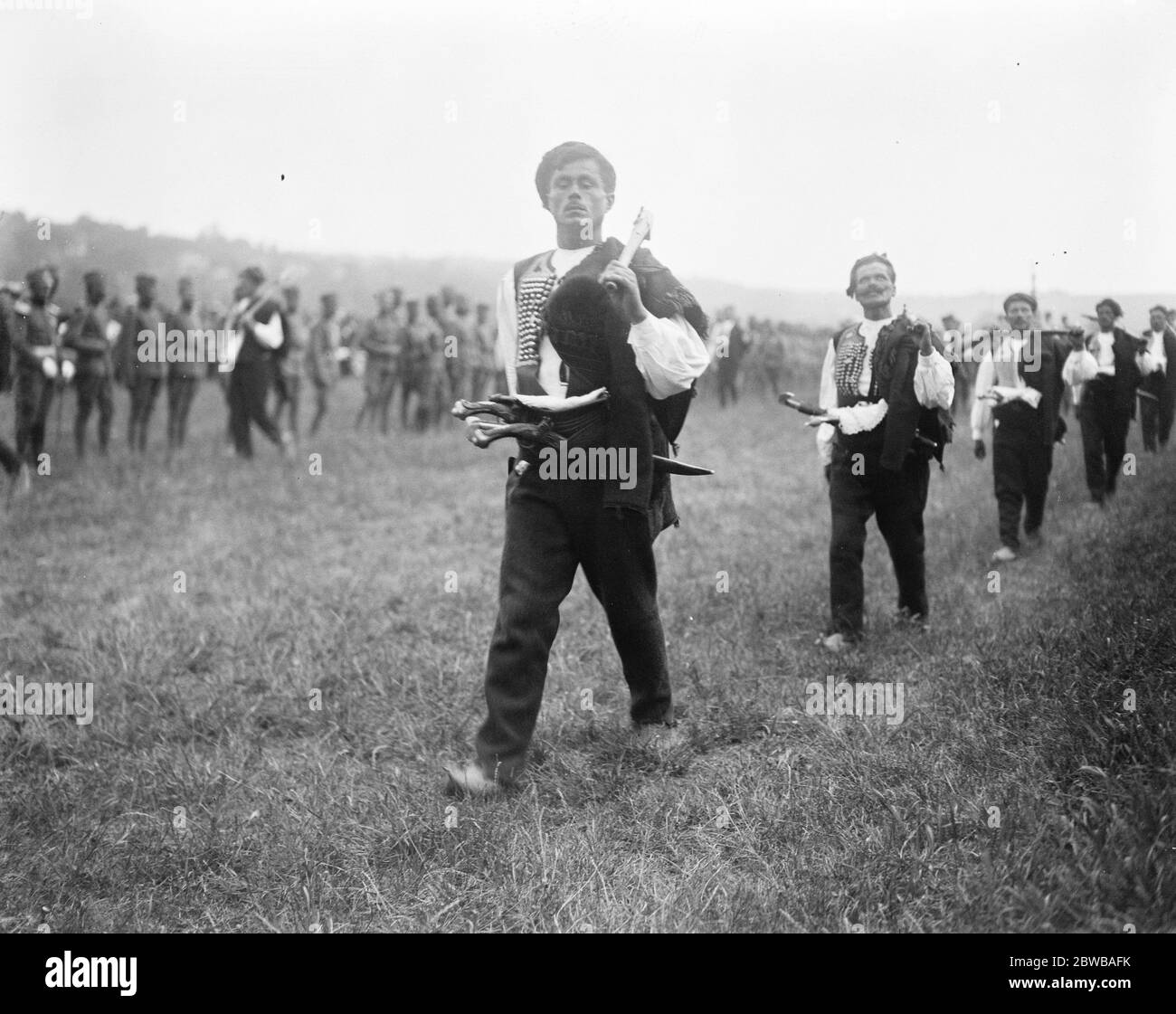 Die königliche Hochzeit in Belgrad . Auffällige Figuren beim Militärturnier, die Teil der Hochzeitsfeier war. 10 Juni 1922 Stockfoto