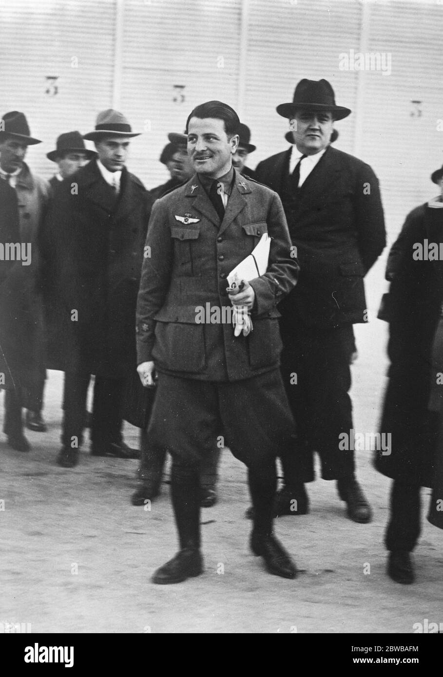 Luftrettung epischen der Wüste . Spanien ist der Dank an die britischen Aviatoren . Die spanischen Zeitungen , Ausdruck des Gefühls der Öffentlichkeit , sind begeistert von der Hingabe und Eifer von britischen Fliegern bei der Rettung der beiden spanischen Flieger gezeigt , Kapitän Estevez und sein Mechaniker Calvo , die in der syrischen Wüste Kapitän Estevez verloren wurden . 19. April 1926 Stockfoto