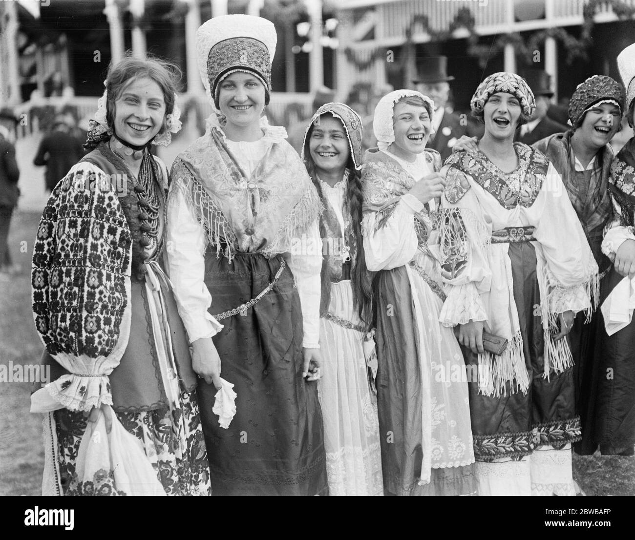 Die königliche Hochzeit in Belgrad . Töchter von serbischen Notables beobachten die Rezension in Bagnitza im Zusammenhang mit der Hochzeitsfeier . 10 Juni 1922 Stockfoto