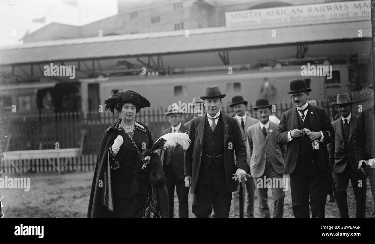 Herr und Frau Stanley Baldwin in Wembley . Herr und Frau Baldwin besuchten die British Empire Exhibition und sahen sich eine Straußenquilling Demonstration an. 16 Mai 1924 Stockfoto