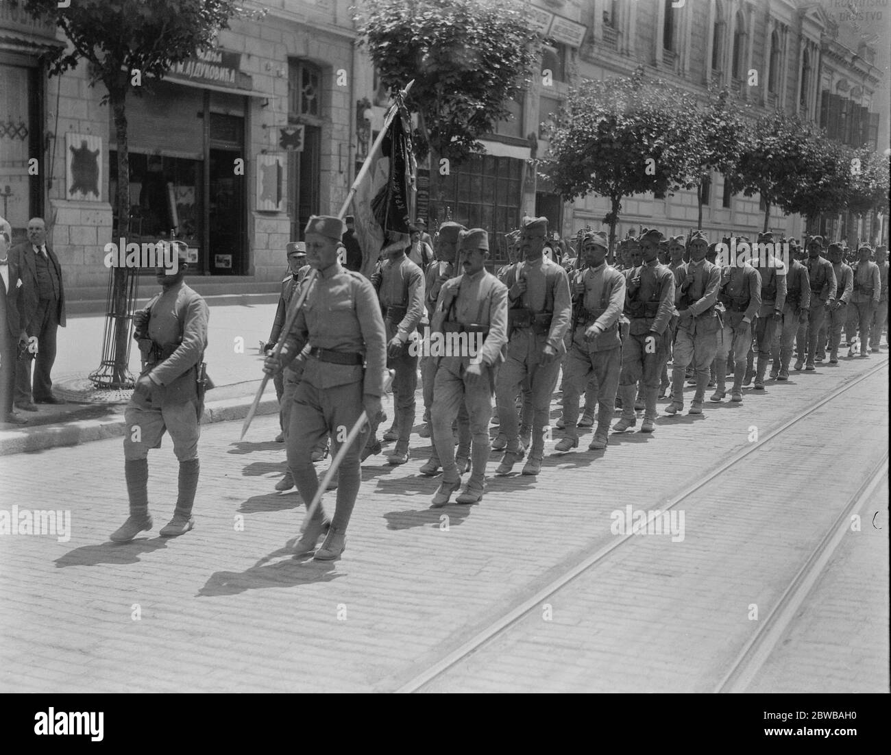 Vorbereitung auf die Königliche Hochzeit in Belgrad Truppen Ankunft in Belgrad, um die Straßen für die Hochzeit zu säumen 7. Juni 1922 Stockfoto