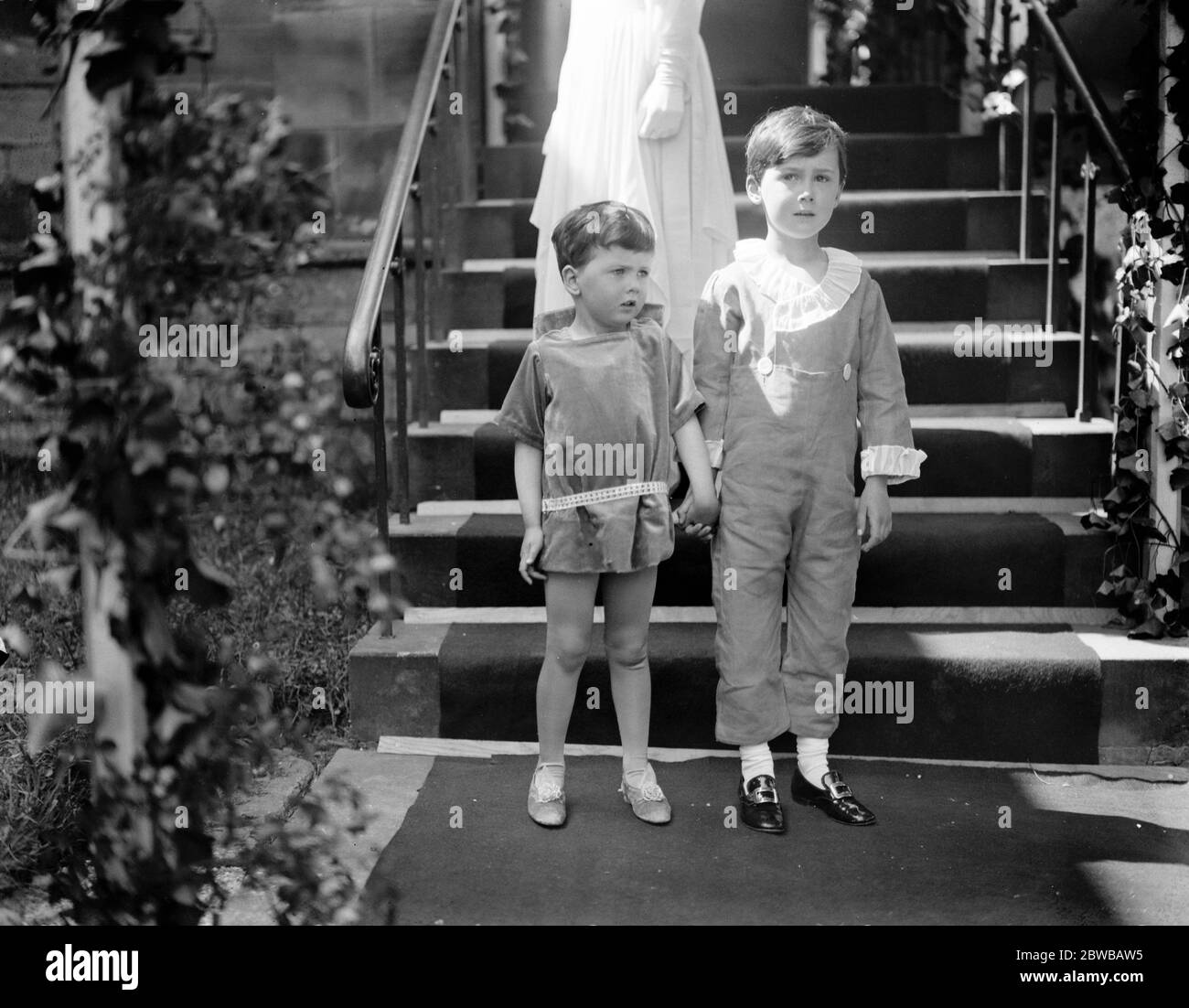 Lady Rachel Cavendish vermählt den ehrenwerten James Gray Stuart in Edensor, in der Nähe von Chatsworth. Lord Burlington (größer) mit Lord Andrew Cavendish, zwei Söhne von Lord Hartington, letzterer war einer der Seiten. August 1923 Stockfoto