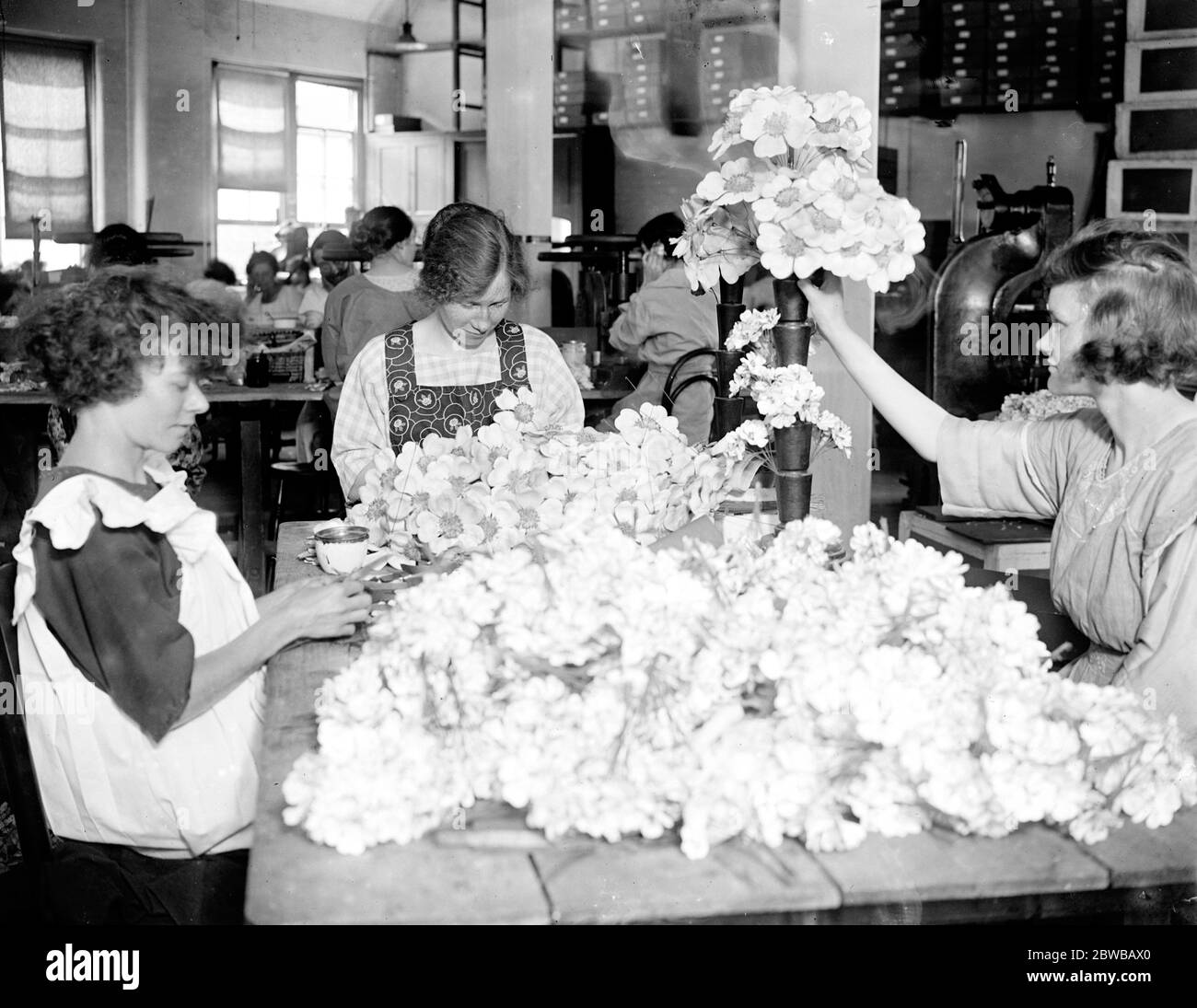 Damen machen Vorbereitungen für Alexandra Rose Day 15 Juni 1922 Stockfoto