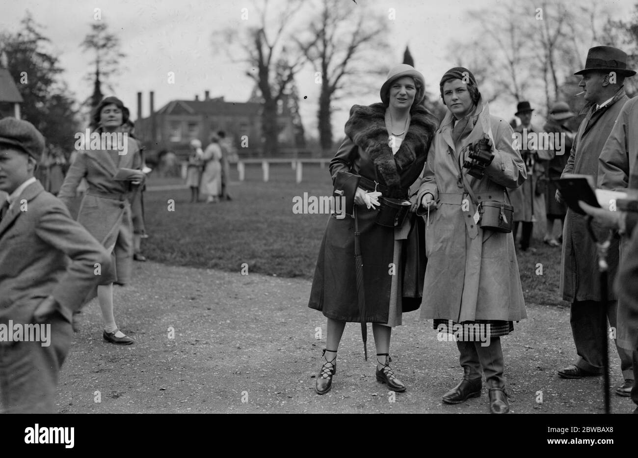 Die United Hunt Renntreffen auf der Rennbahn Lingfield Park. Die ehrenwerte Frau Walter Burrell und Frau Greta Burrell 2. Mai 1932 Stockfoto