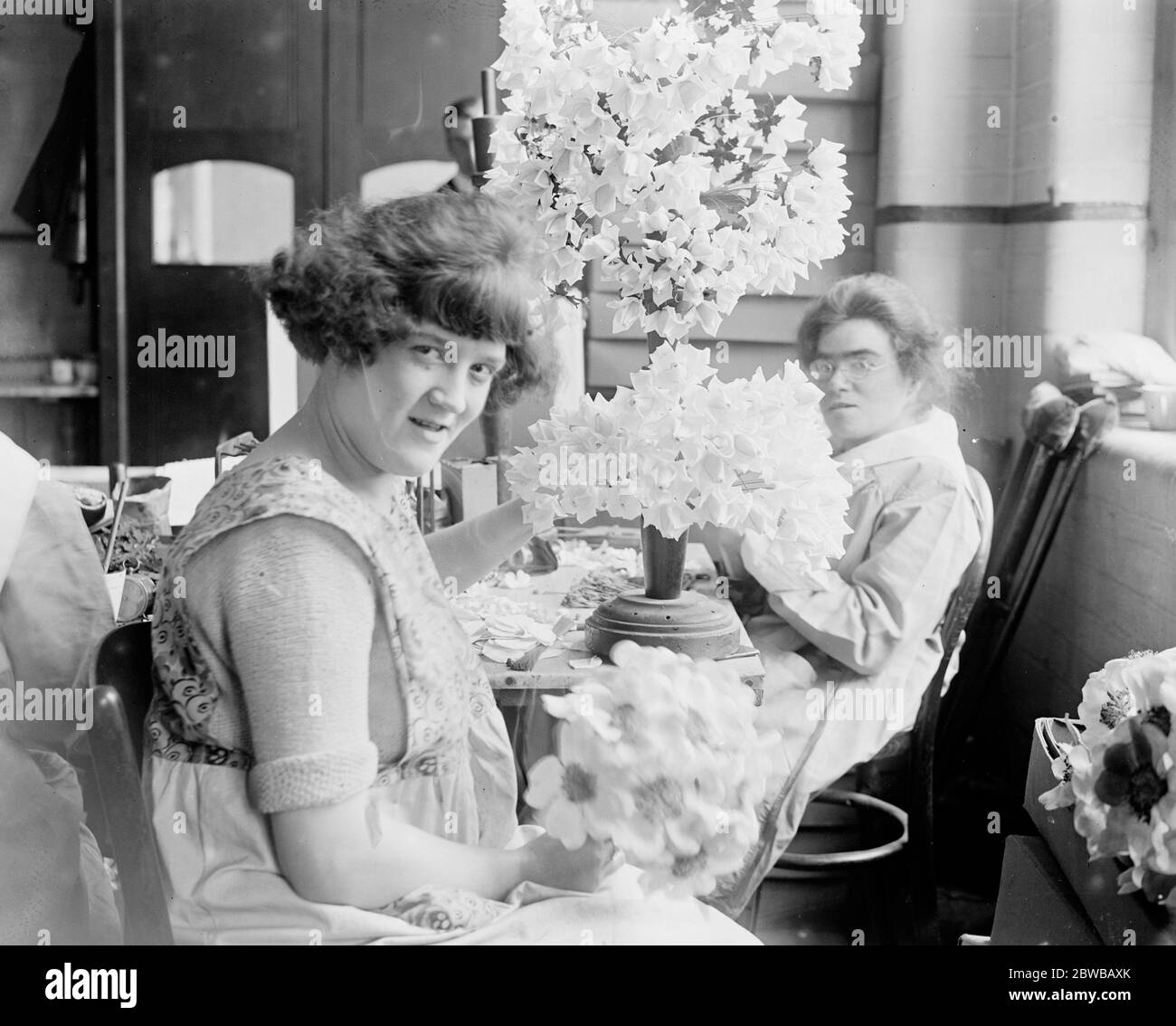 Damen machen Vorbereitungen für Alexandra Rose Day 15 Juni 1922 Stockfoto