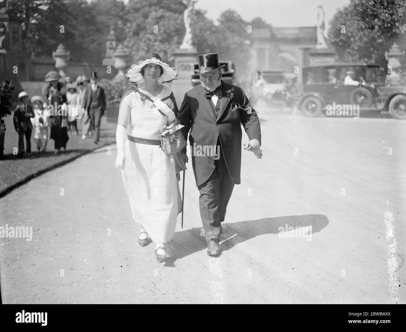 Lady Rachel Cavendish vermählt den Hon James Gray Stuart in Edensor, in der Nähe von Chatsworth. Herr J. Lomax Cockayne, der mit seiner Frau eintrifft. August 1923 Stockfoto