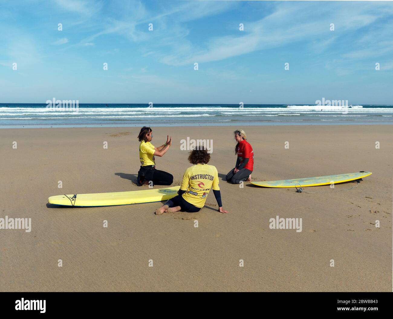 Newquay, Cornwall, 31. Mai 2020. Seaside Business eröffnet. Surfschulen kehren zum Fistral Beach zurück. Quelle: Robert Taylor/Alamy Live News Stockfoto