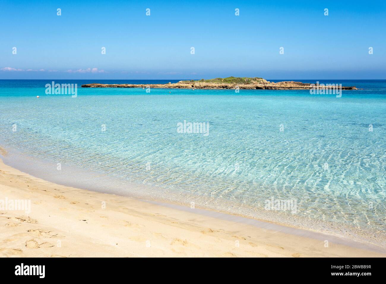 Kristallklares Wasser am Fig Tree Beach, Ayia Napa, Zypern Stockfoto