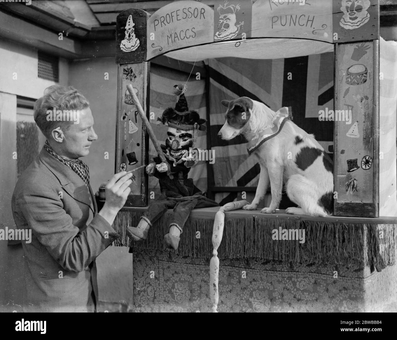 Herr Williams J Maggs , der 26-jährige Sohn von Herrn J Maggs , die "Punch und Judy" Showmen von Bournemouth seit 40 Jahren , hält Hunderte von Jahren Familientradition . Er wird den 200-jährigen ' Punch ' wie sein Großvater und Urgroßvater vor ihm verwenden. November 1935 Stockfoto