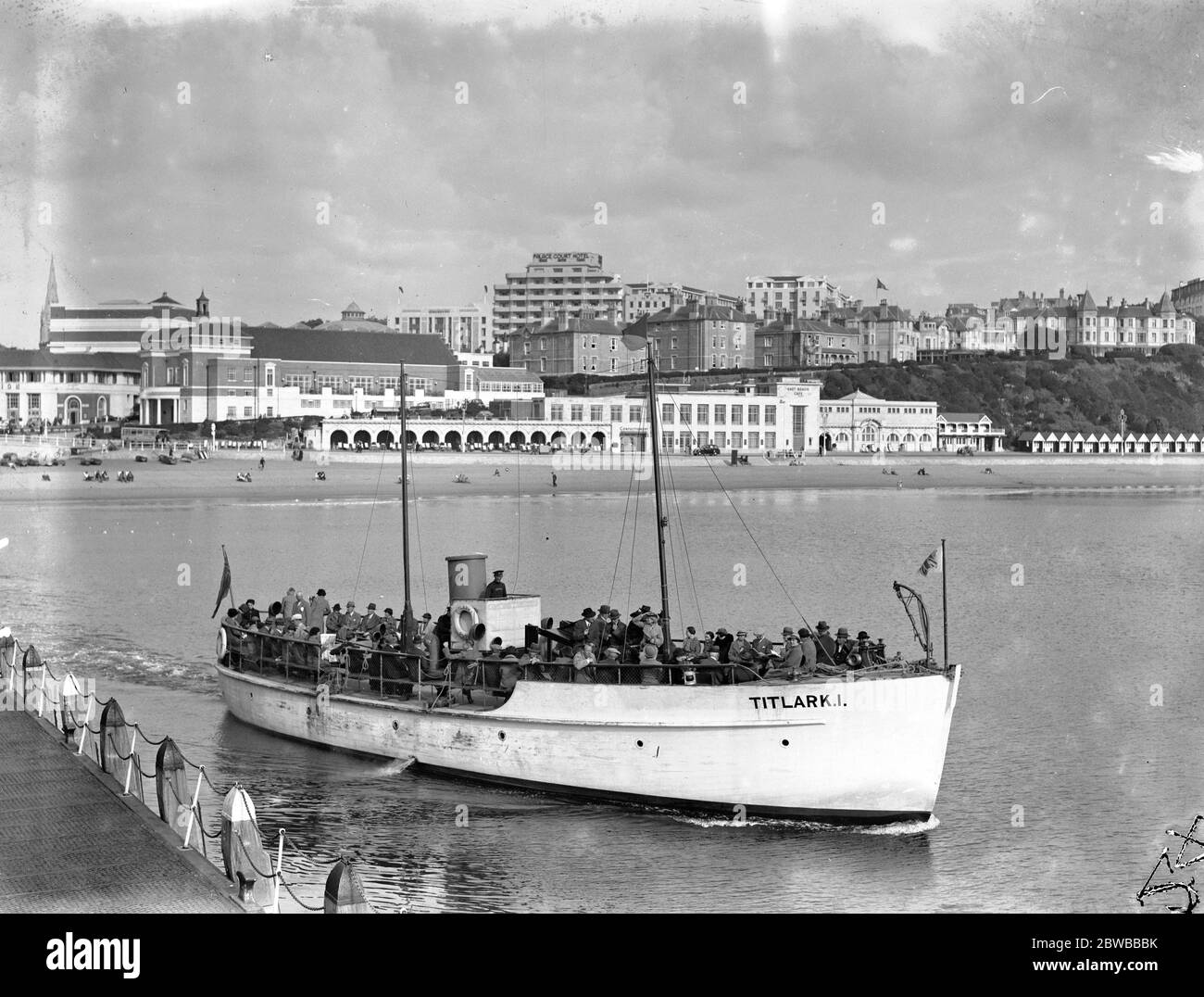 Bournemouth im Oktober Sonnenschein . Die ' Titlark I ' , ein Motorvergnügungsboot vom Pier aus gesehen. Oktober 1937 Stockfoto