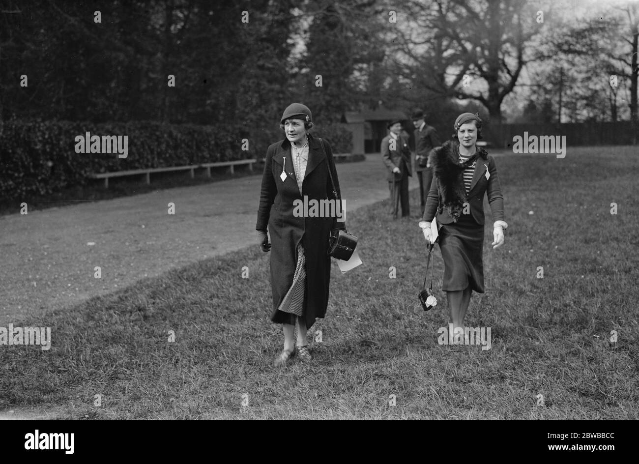 United Hunt Treffen auf der Rennbahn Lingfield . Die Frau Abgeordnete Aubrey Hastings und Frau Forsyth Forrest . Mai 1932 Stockfoto